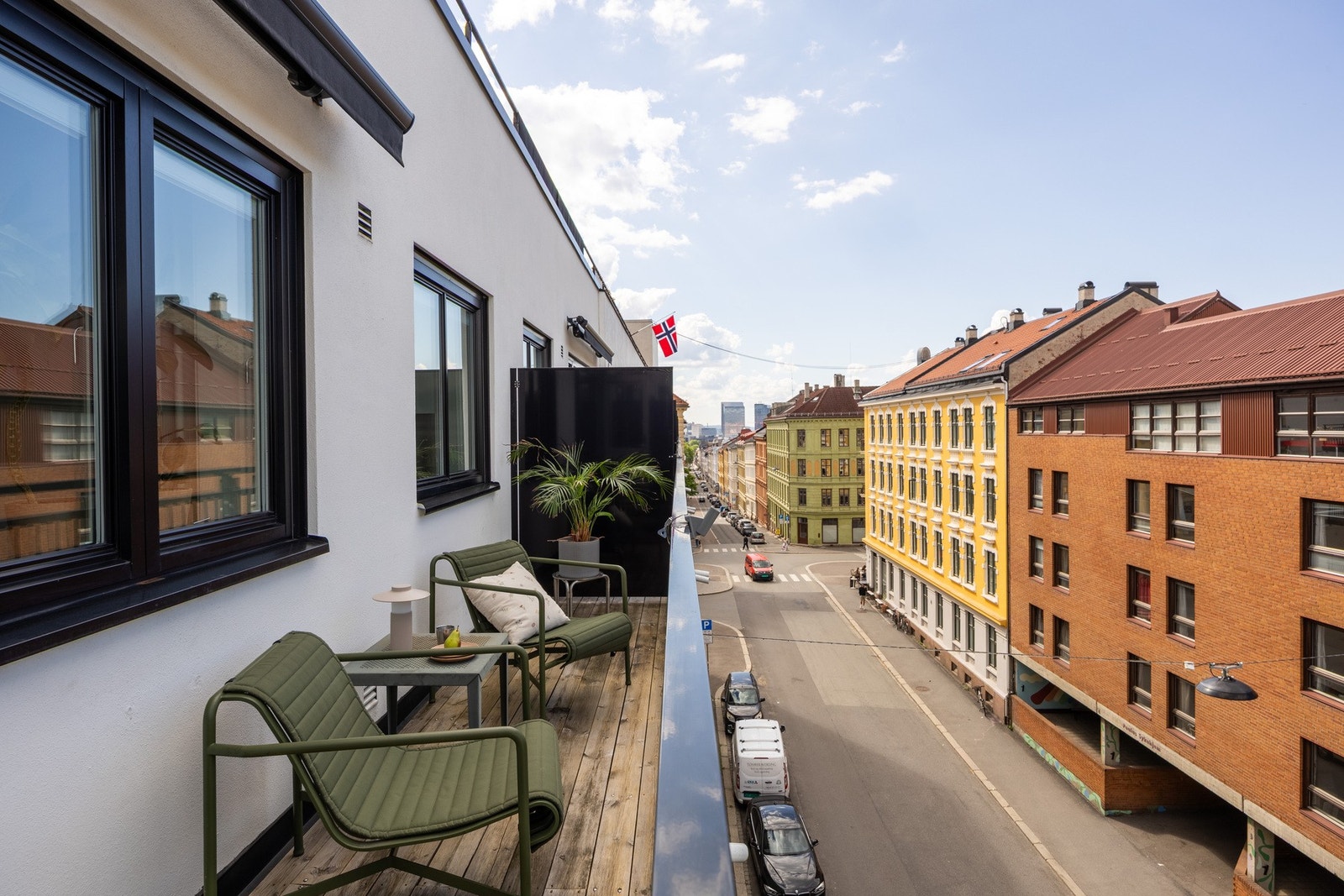 Høytliggende og tilbaketrukket med ingen innsyn vendt mot Markveien. Galleribilde