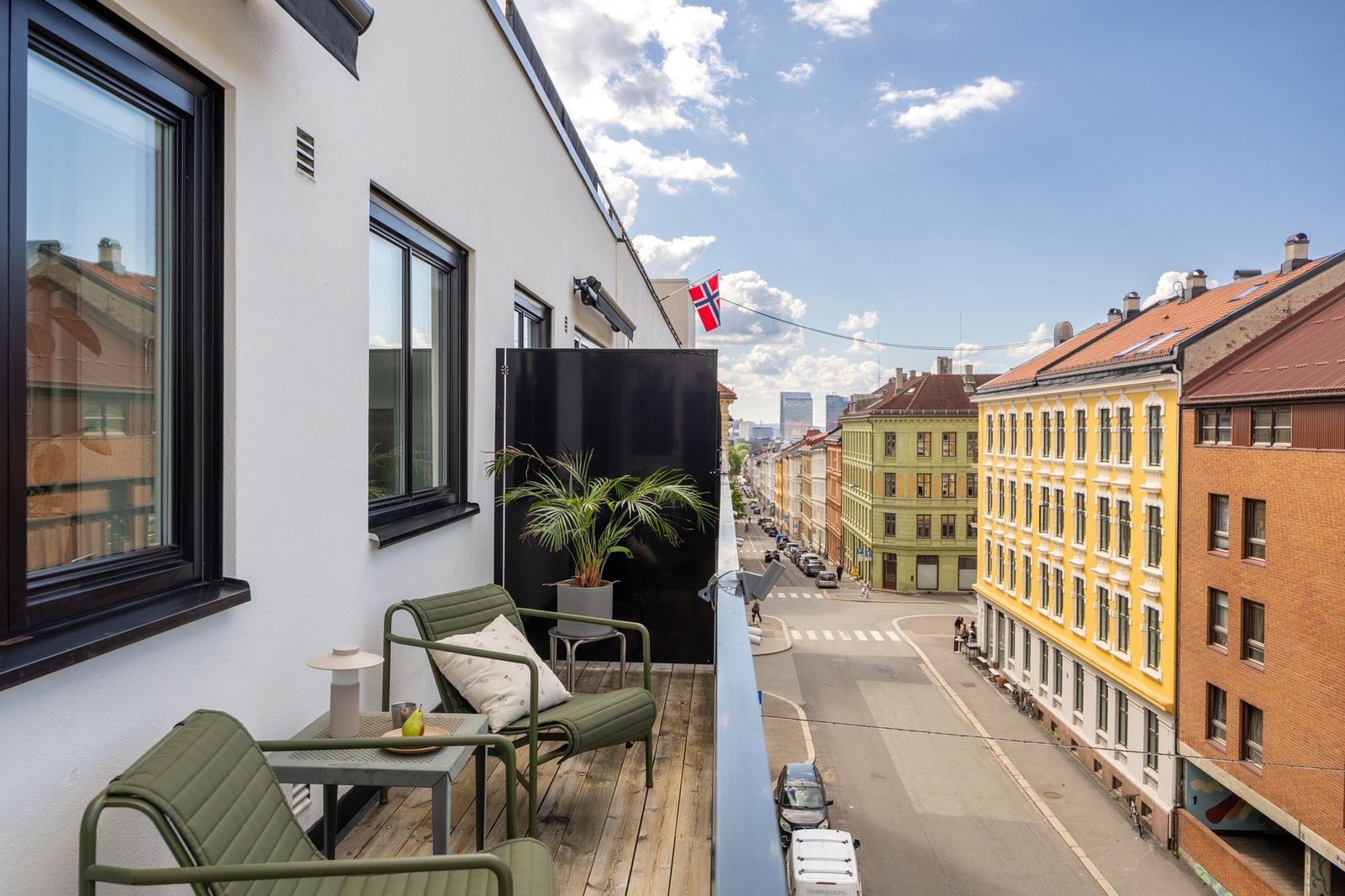 Luftig, innbydende leilighet med effektiv planløsning, store vindusflater og stor solrik balkong. Galleribilde