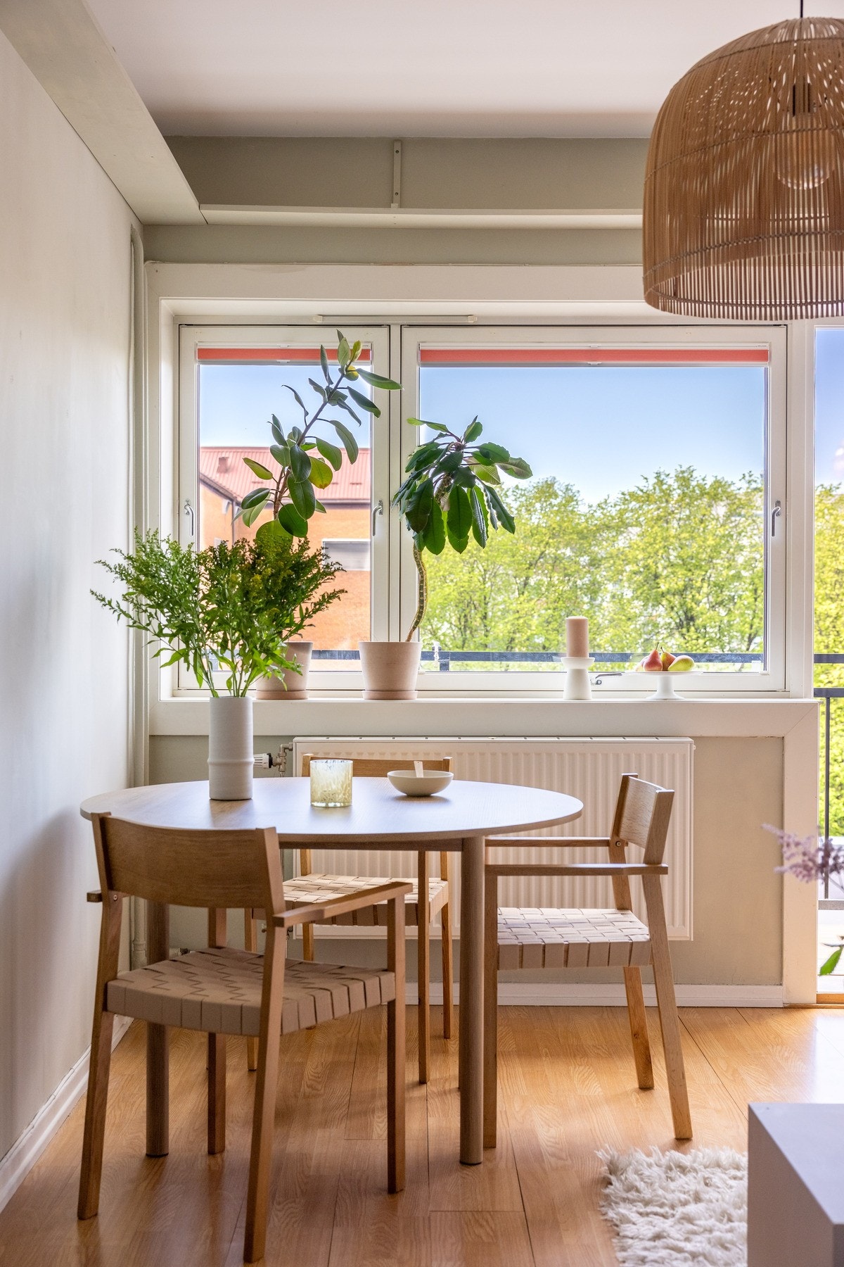 Stuen kan enkelt innredes med både sofa- og spiseseksjon. Galleribilde