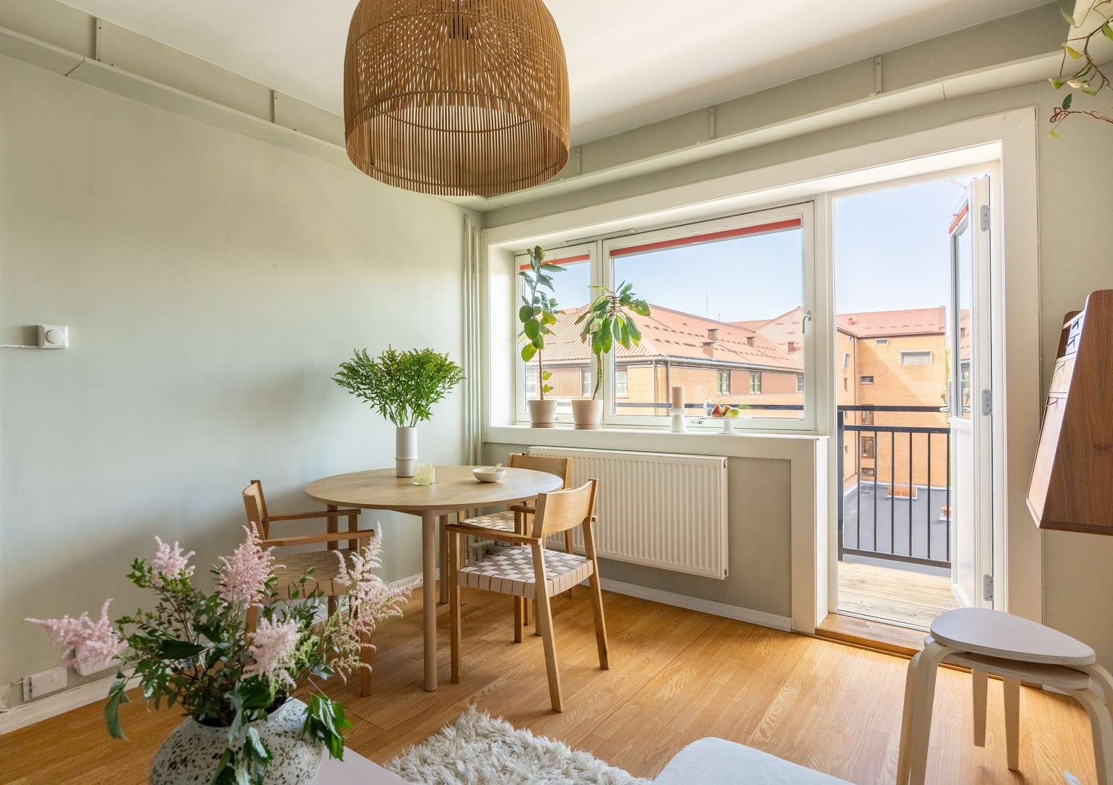 Høytliggende leilighet med store vindusflater som slipper inn mye naturlig lys. Galleribilde