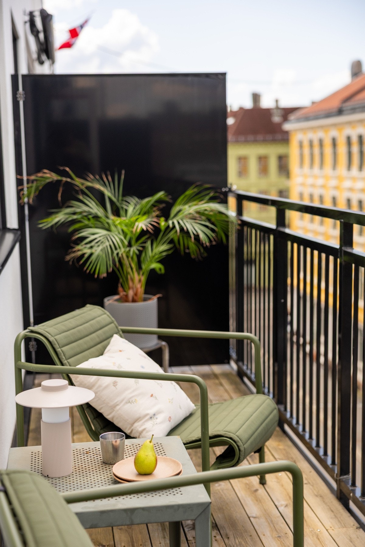 Hele leiligheten er vendt mot Markveien. Galleribilde