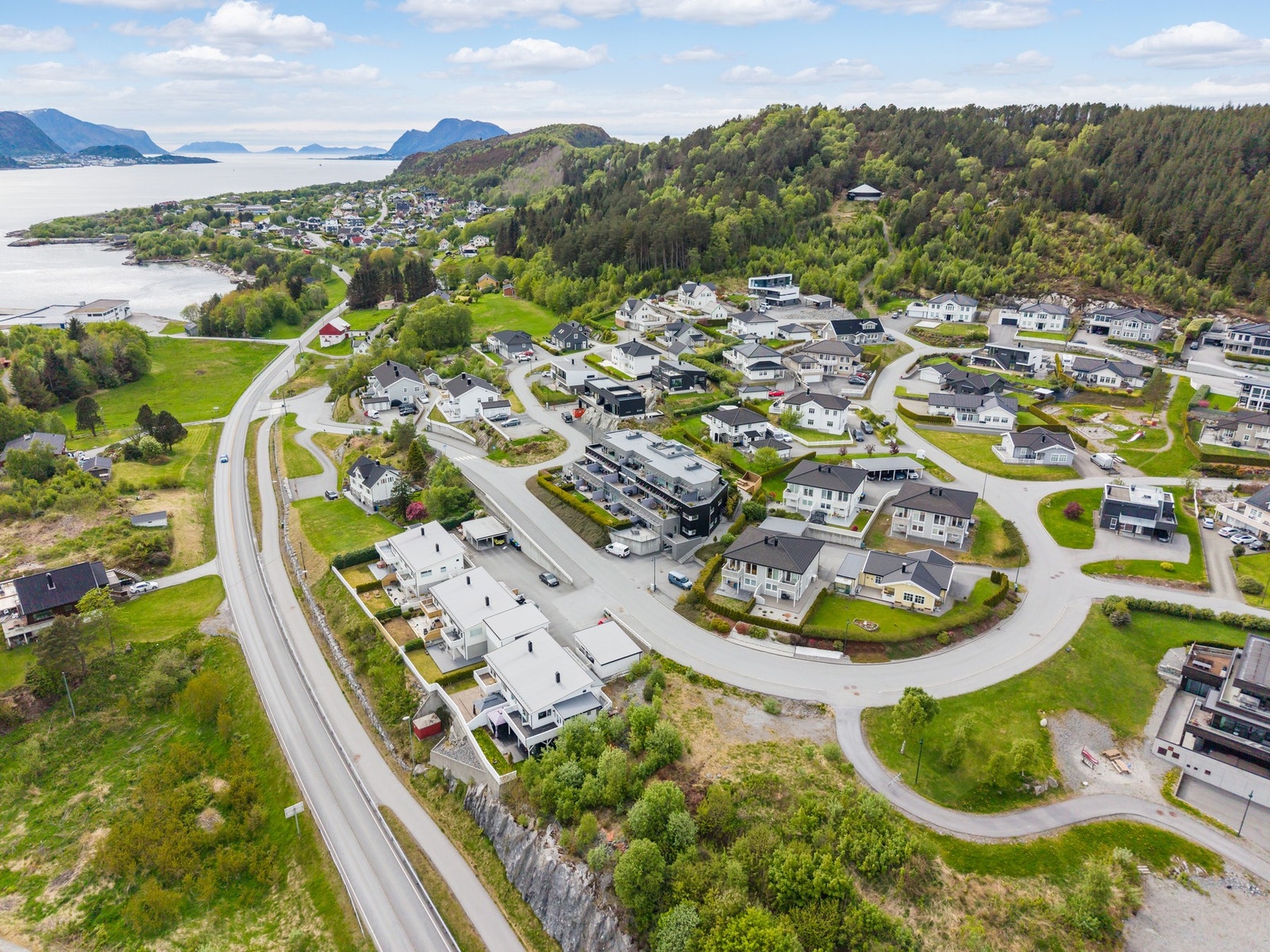 Det er lekeplass i nabolaget, og barnehage, barneskole og ungdomsskole ligger også innenfor kort kjøredistanse. Galleribilde