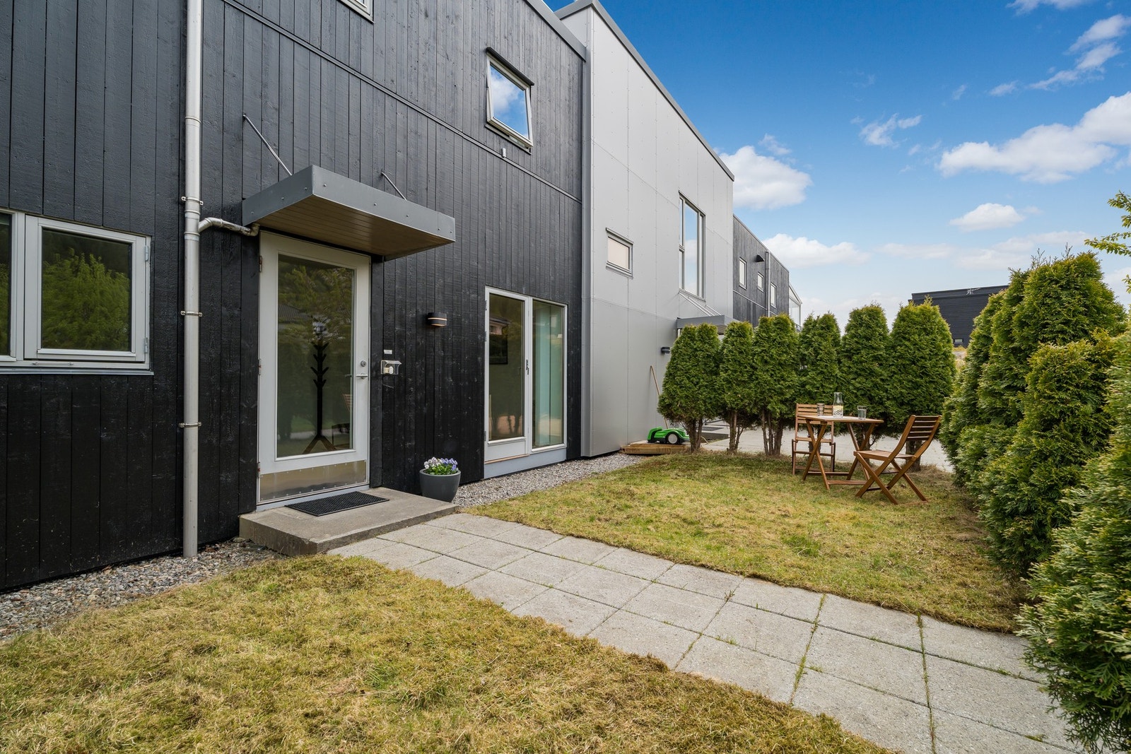 Leiligheten disponerer også en liten hageflekk ved inngangspartiet. Galleribilde