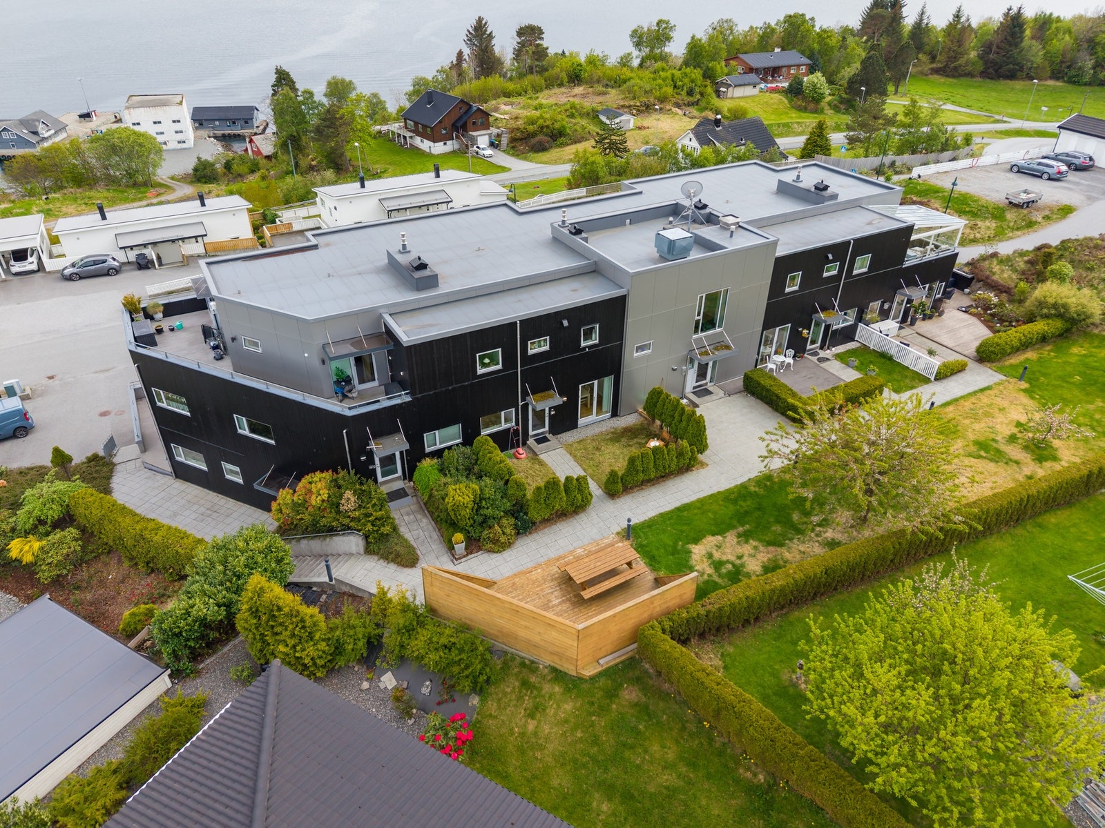 Oversiktsbilde av fasade og fellesområde. Galleribilde