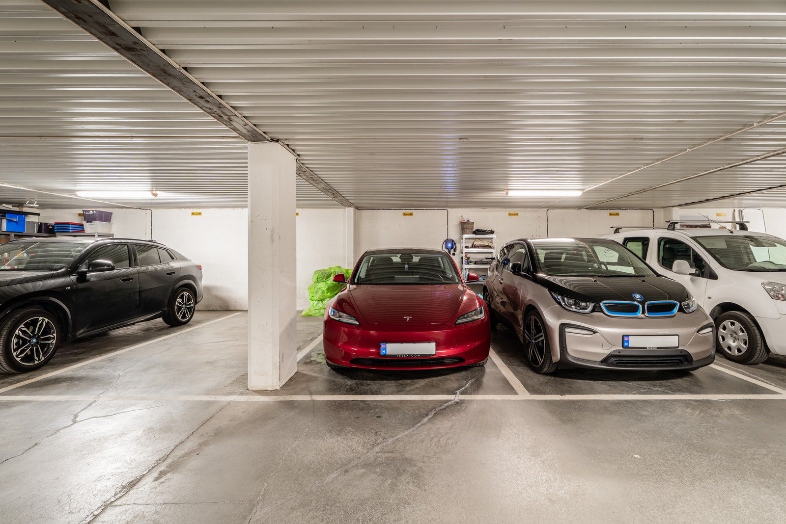 Leiligheten har egen parkeringsplass med el-billader i felles parkeringsanlegg. Galleribilde