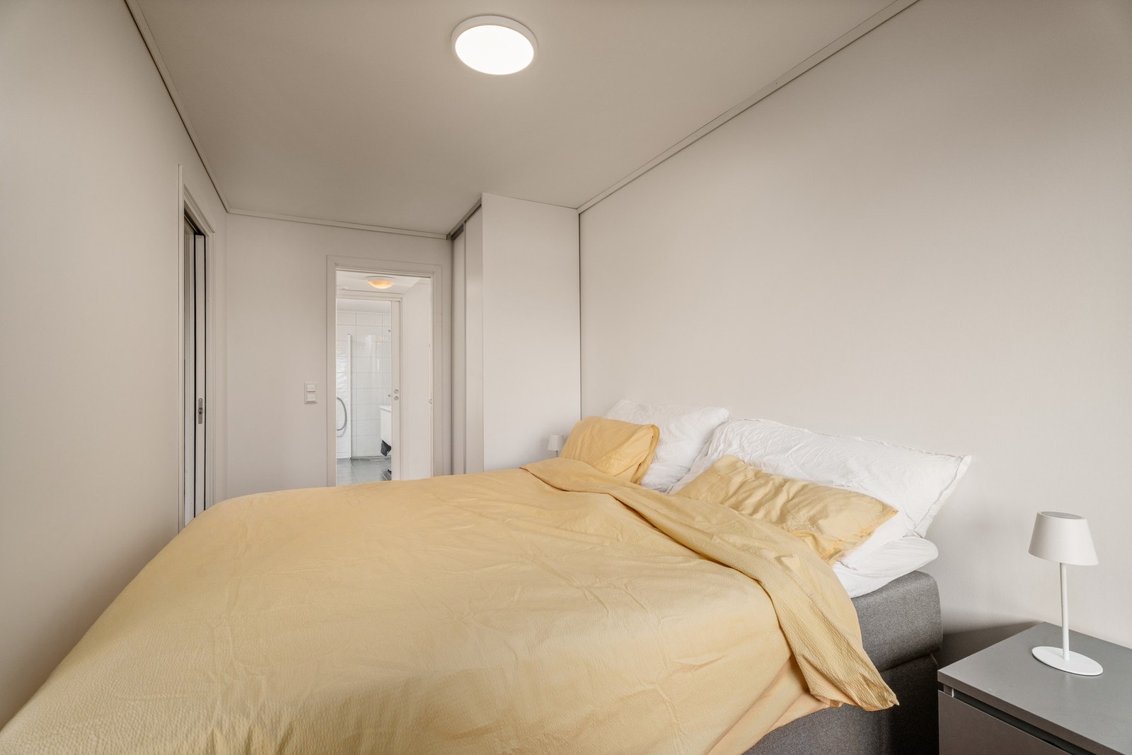 Soverommet har egen walk-in-garderobe med inngang til badet Galleribilde