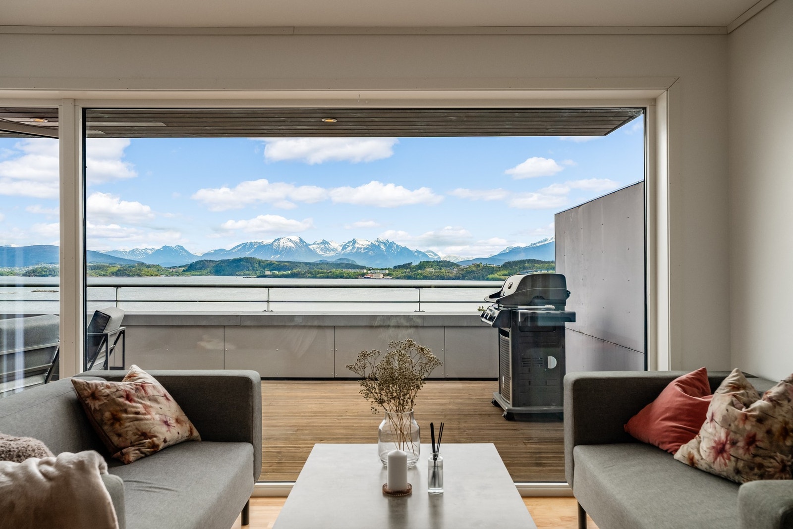 I tillegg til fullstendig sofagruppe er det rom for en liten "loungeavdeling" på stuen. Galleribilde