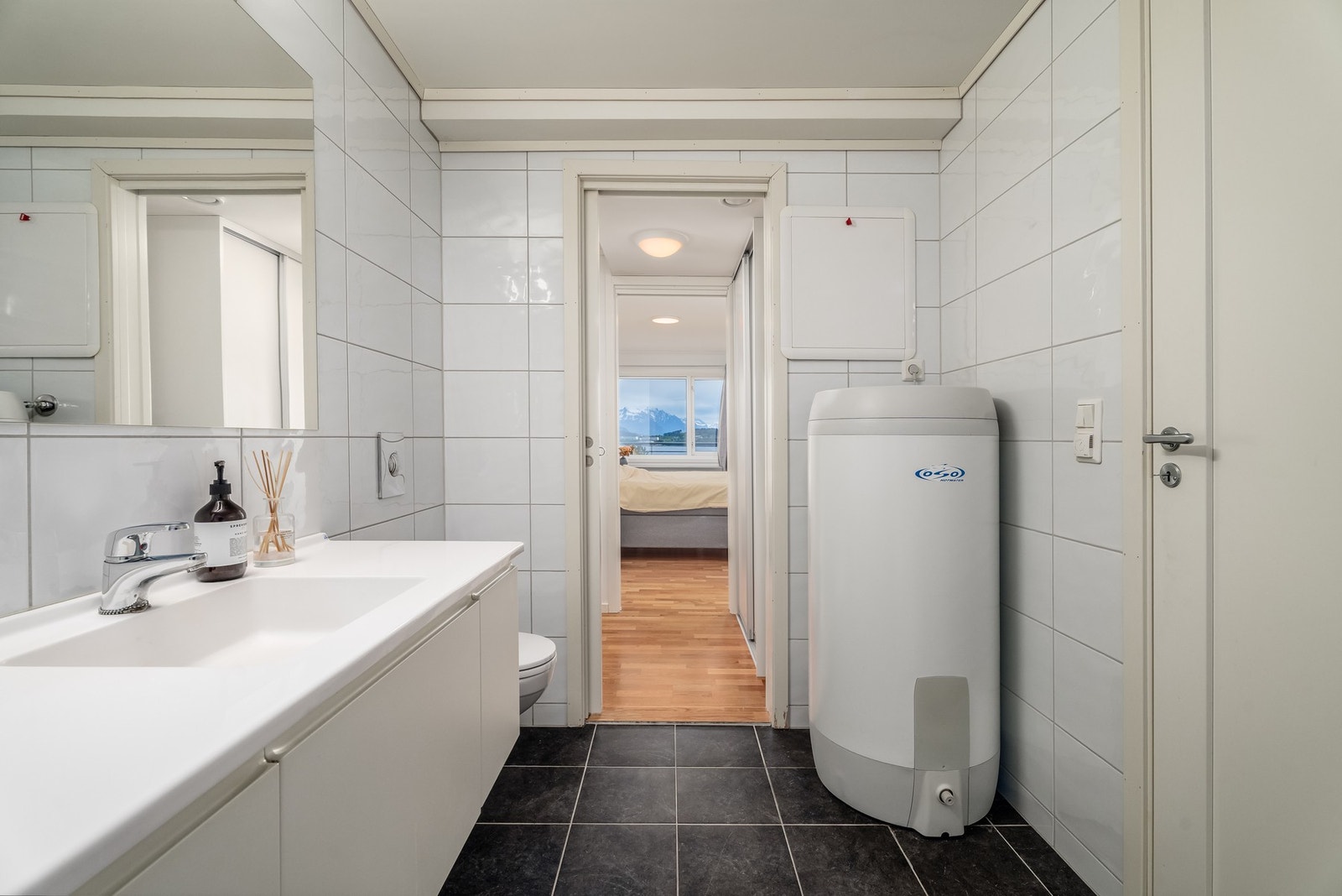 Badet er utstyrt med varmekabler i gulvet, opplegg for vaskemaskin og varmtvannsbereder på 198 liter. Galleribilde