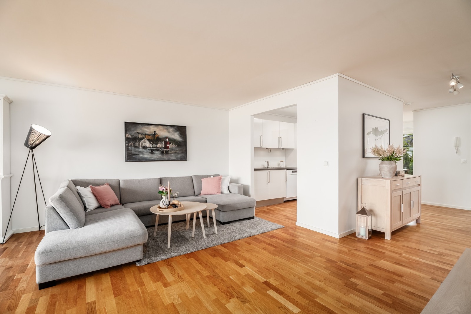 Leiligheten har oppvarming med gasspeis samt balansert ventilasjon, som bidrar til et godt inneklima. Galleribilde