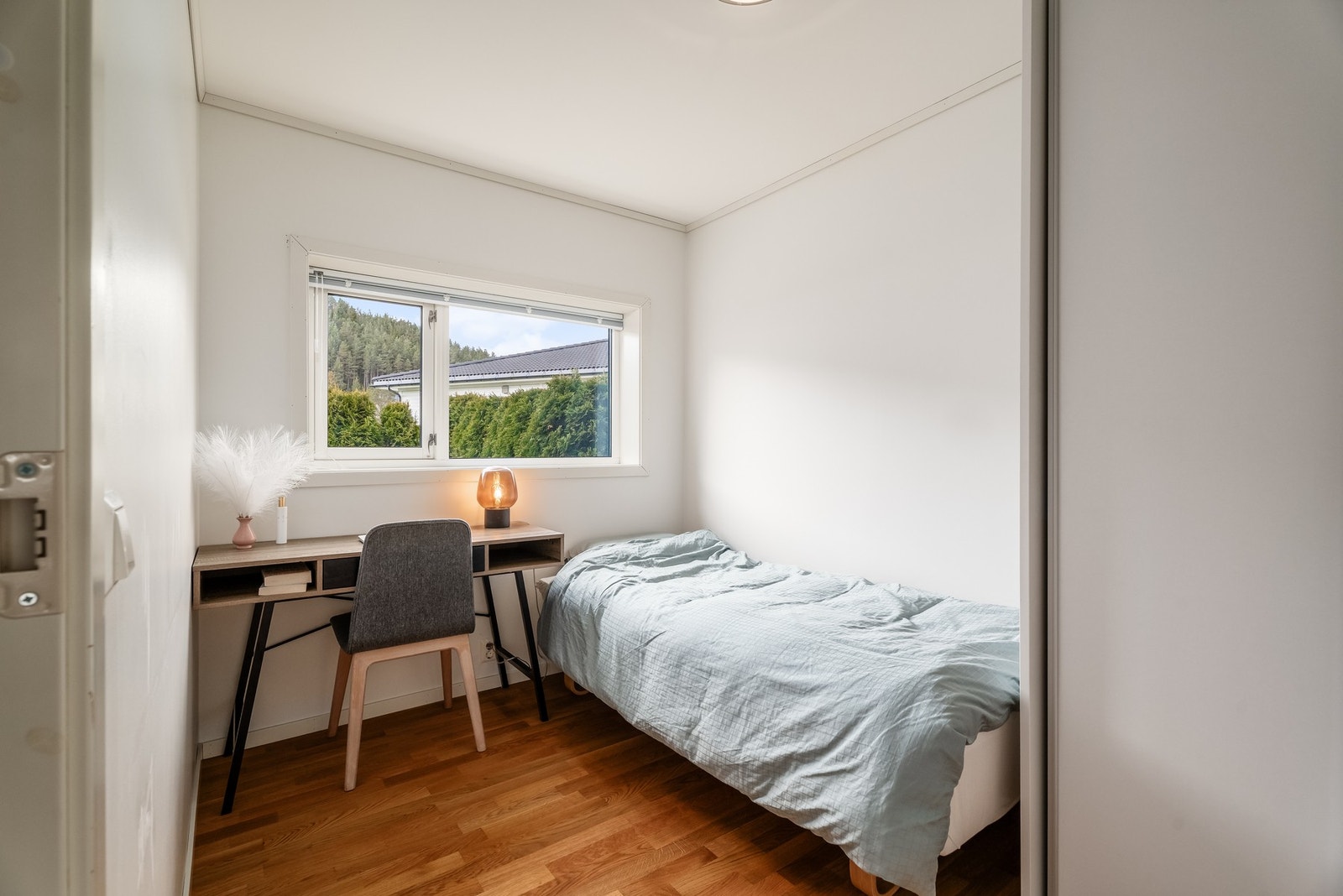 Det første av to soverom i leiligheten. Dette egner seg bra som gjesterom eller kontor. Galleribilde