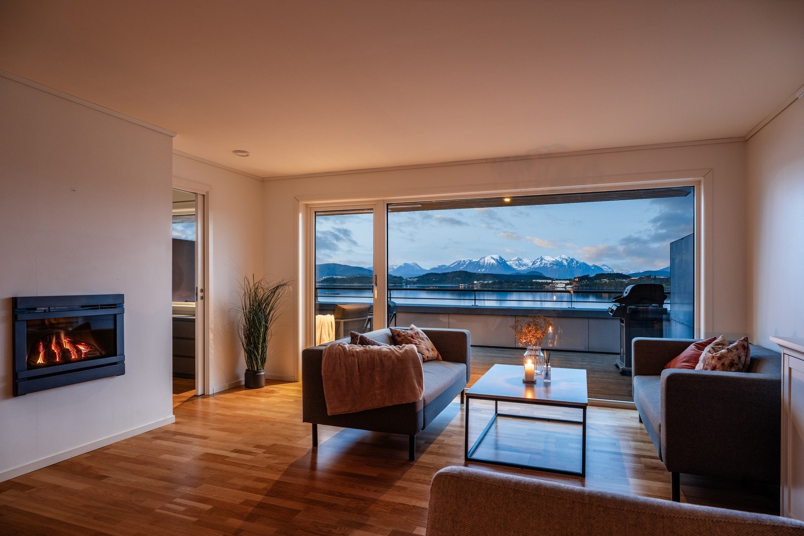 Boligen byr på en stemningsfull opplevelse på kveldstid, med en harmonisk kombinasjon av peiskos og vakker natur. Galleribilde