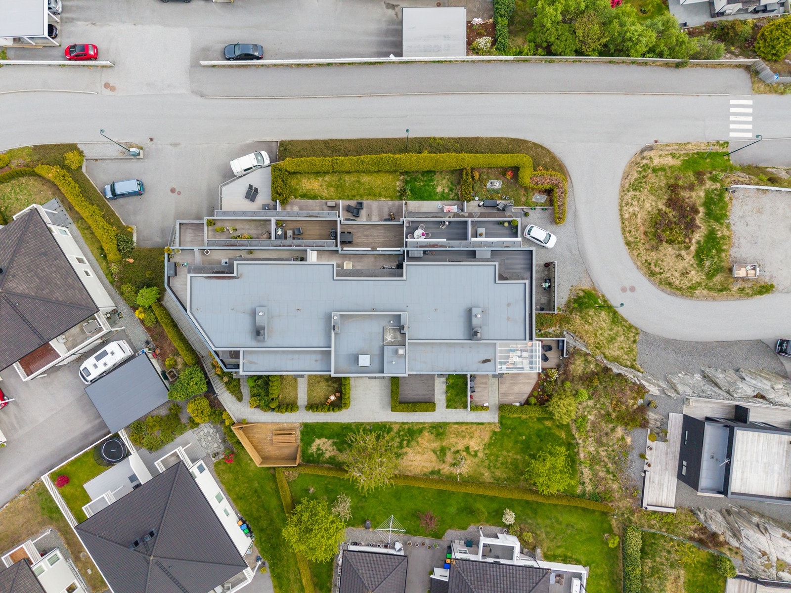 Leilighetsblokken og fellesområdet sett fra fugleperspektiv. Galleribilde