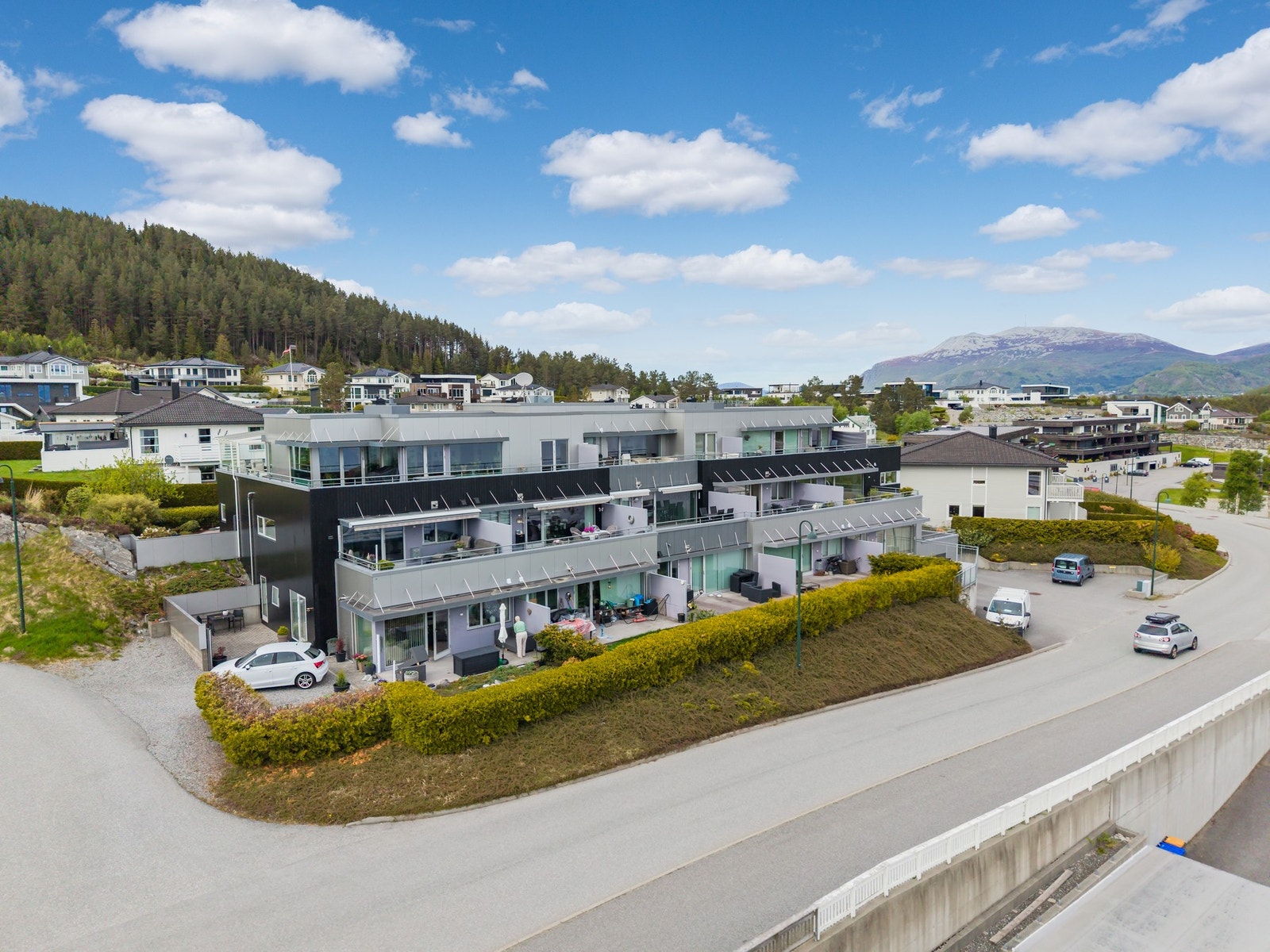 Leiligheten har en sentral beliggenhet på Hovlia, og du finner blant annet bussforbindelser like nedenfor feltet. Dagligvarebutikk på Kverve er kun en kort kjøretur unna. Galleribilde