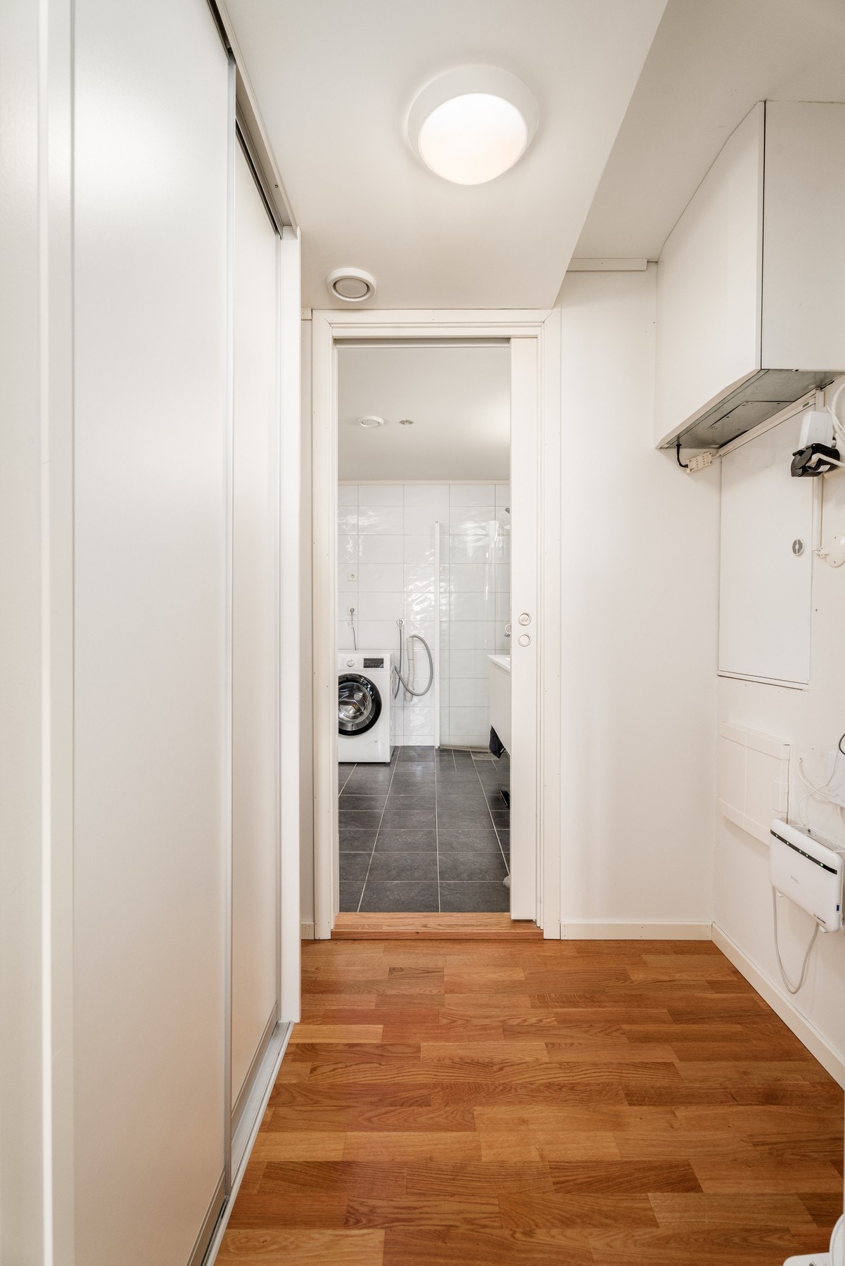 Walk-in-garderoben er utstyrt med en praktisk skyvedørsgarderobe, og her finner du også det meste av tekniske installasjoner i leiligheten. Galleribilde