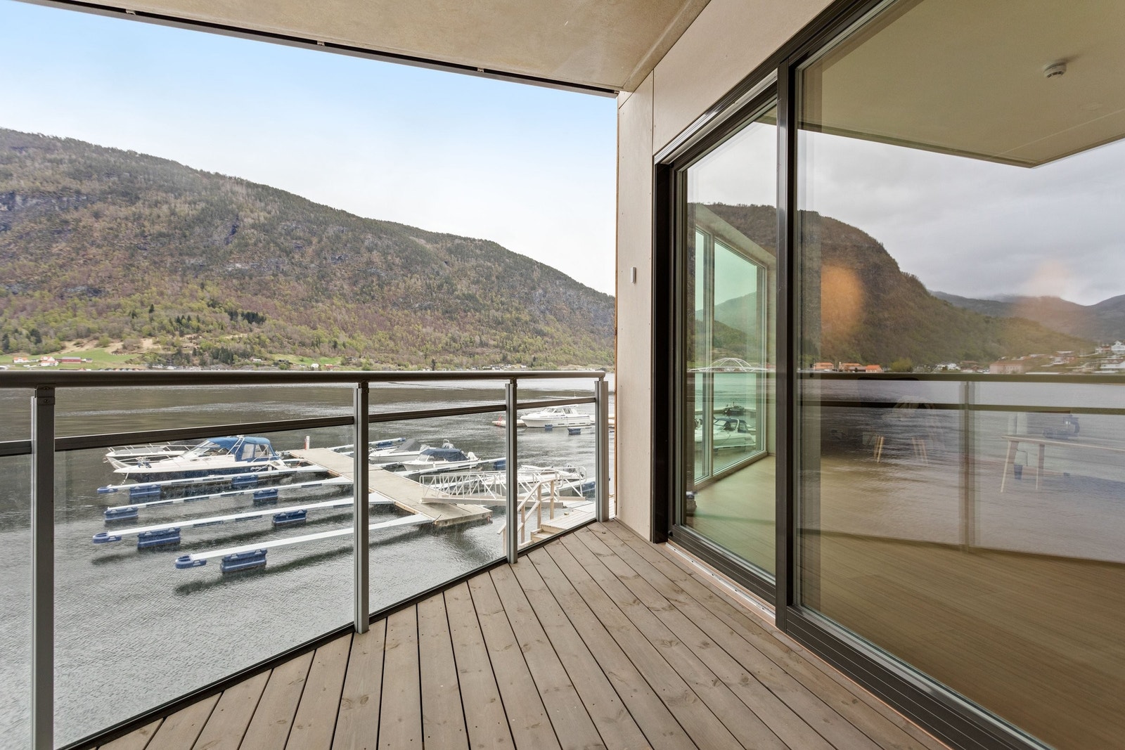 Romslig balkong med direkte utsikt over marinaen og fjorden. Her kan du nyte kaffekoppen mens du ser på båtene som gynger stille i vannet. Galleribilde