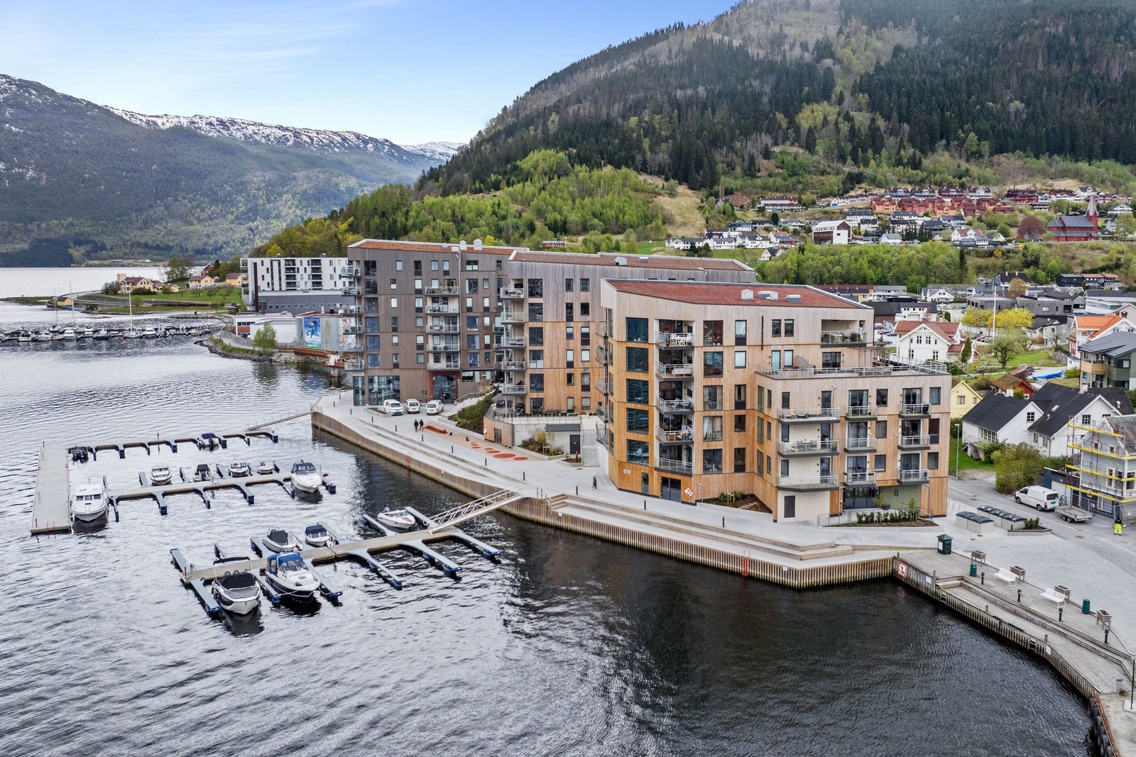 Lerum Brygge – en unik og ettertraktet bolig ved sjøen i Sogndal. Moderne arkitektur, båtplasser og fjordutsikt i ett. Galleribilde