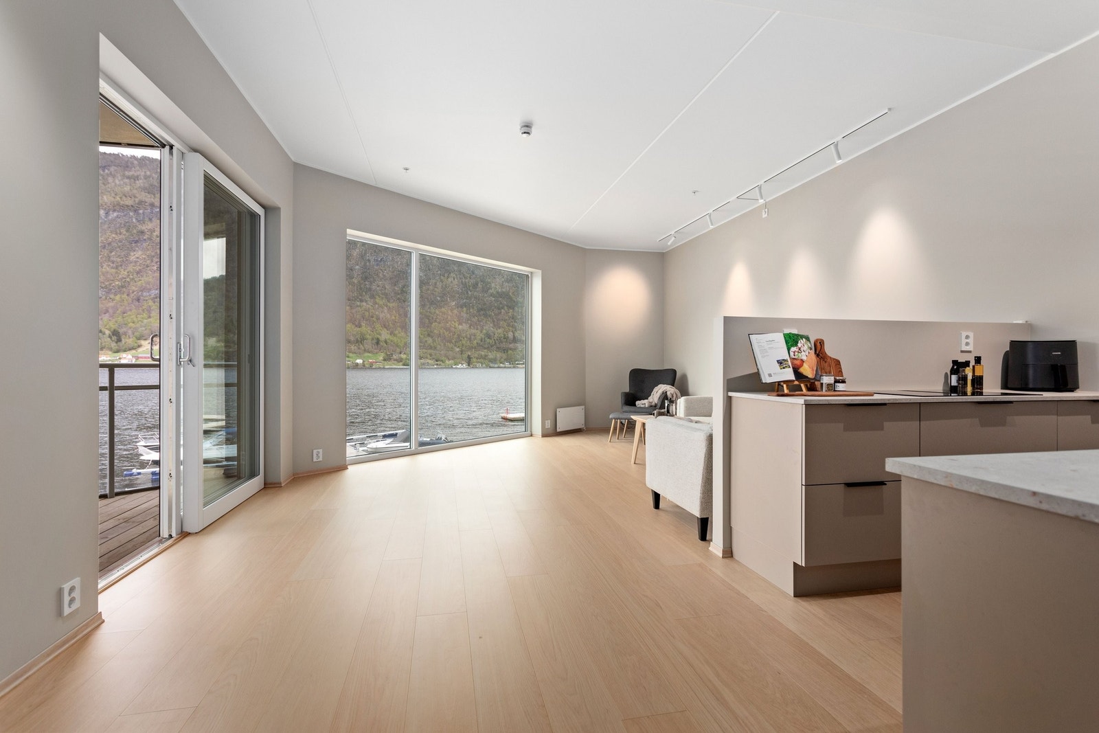 Åpen løsning mellom stue og kjøkken – perfekt for sosialt samvær. Lyst, moderne og veldig trivelig. Galleribilde