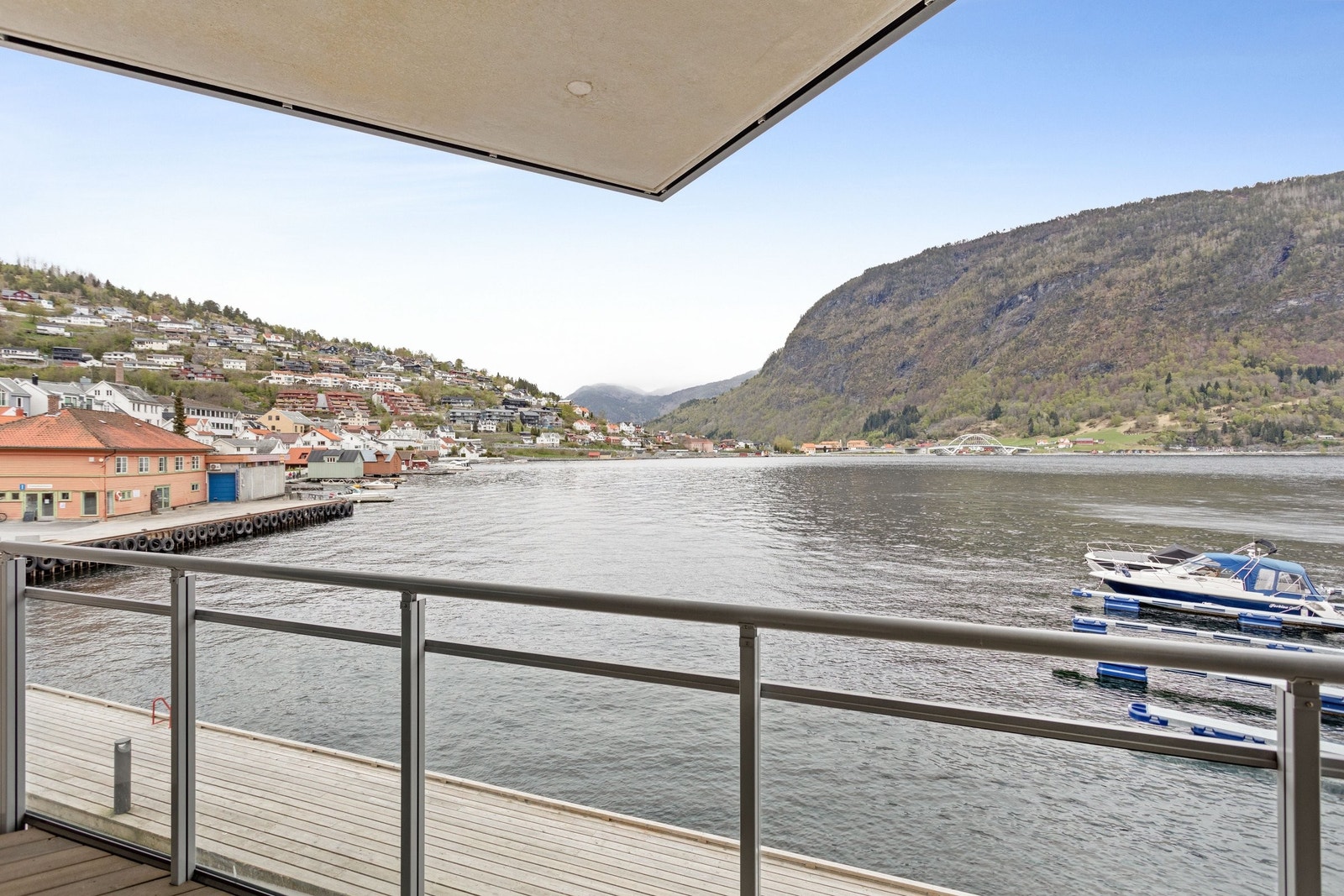 Utsikten fra balkongen – fjord, båter, fjell og det vakre Sogndal. Dette er grunnen til at man vil bo her. Galleribilde