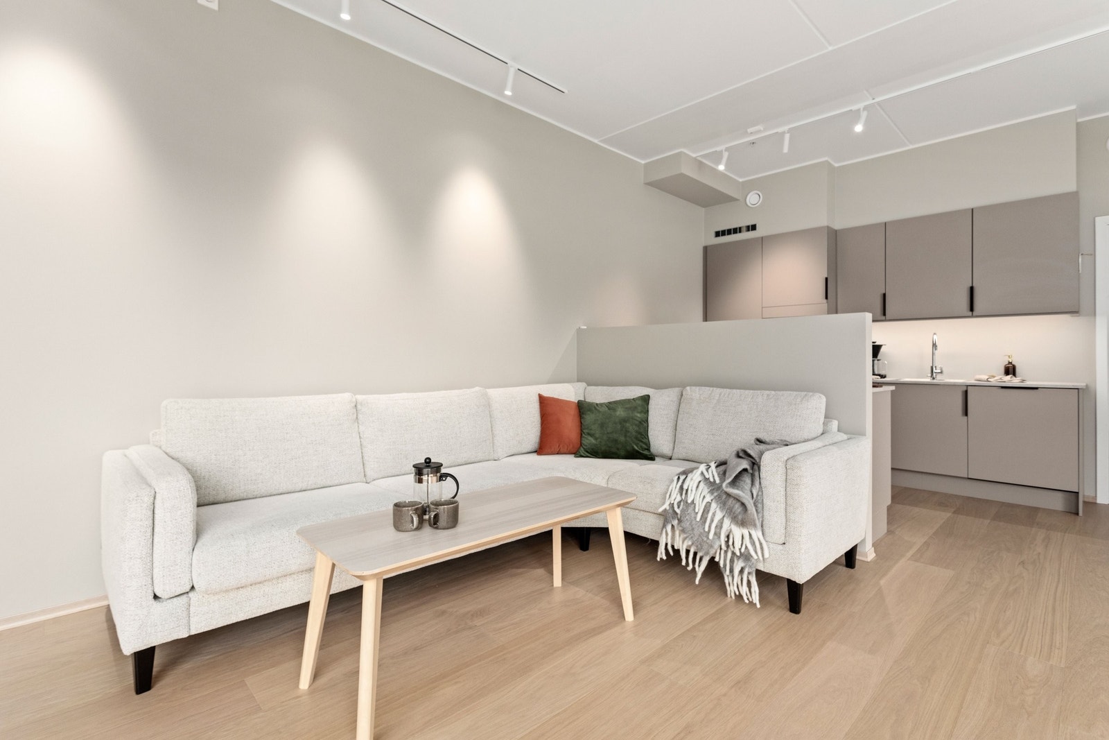 Den store stuen med fantastisk utsikt og god plass til både sofa, spisebord og hverdagsliv. Galleribilde