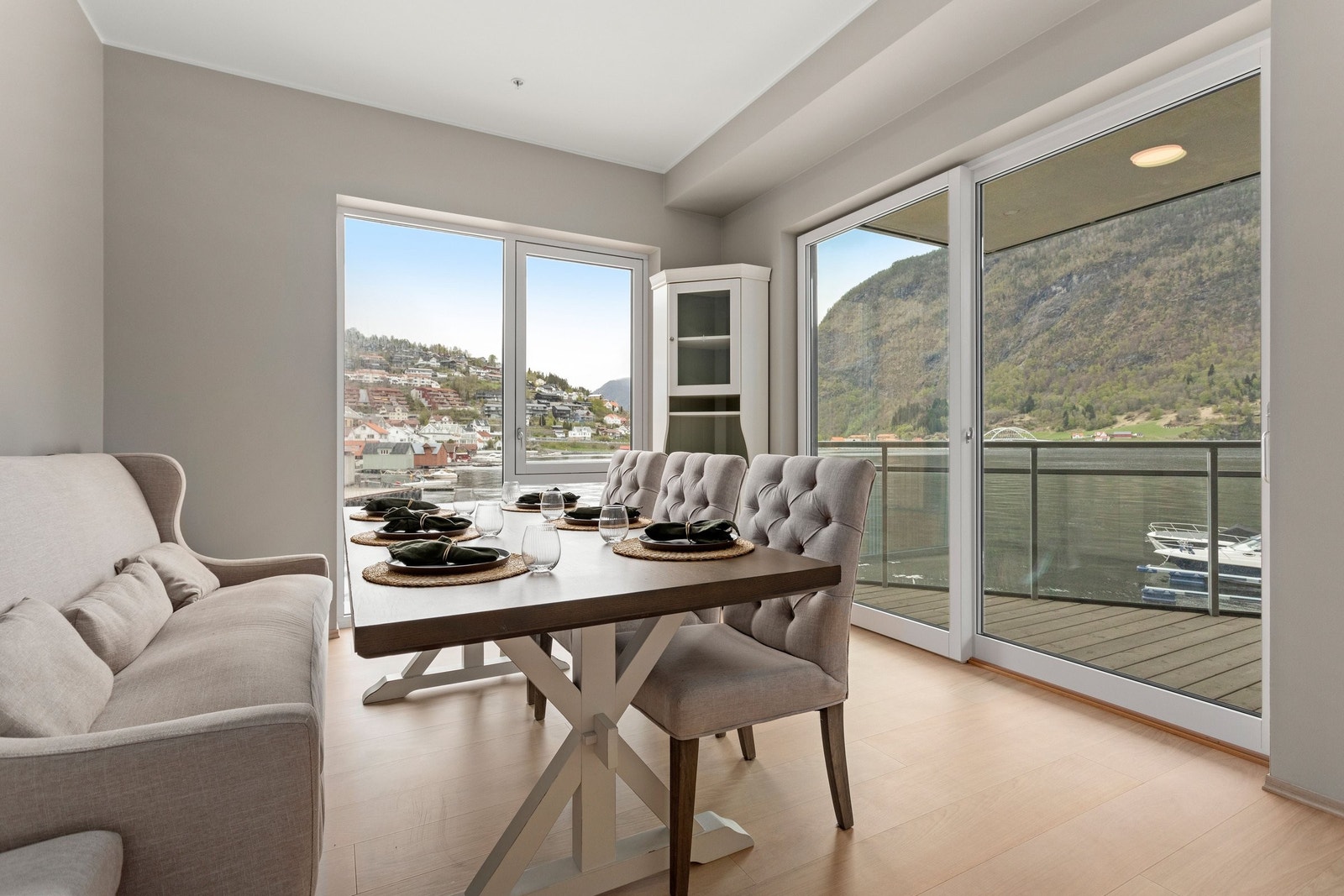 Soverom med nydelig fjordutsikt og gode muligheter for å bruke det som spisestue. De store skyvedørene åpner opp mot balkongen og skaper en lys og luftig atmosfære. Galleribilde