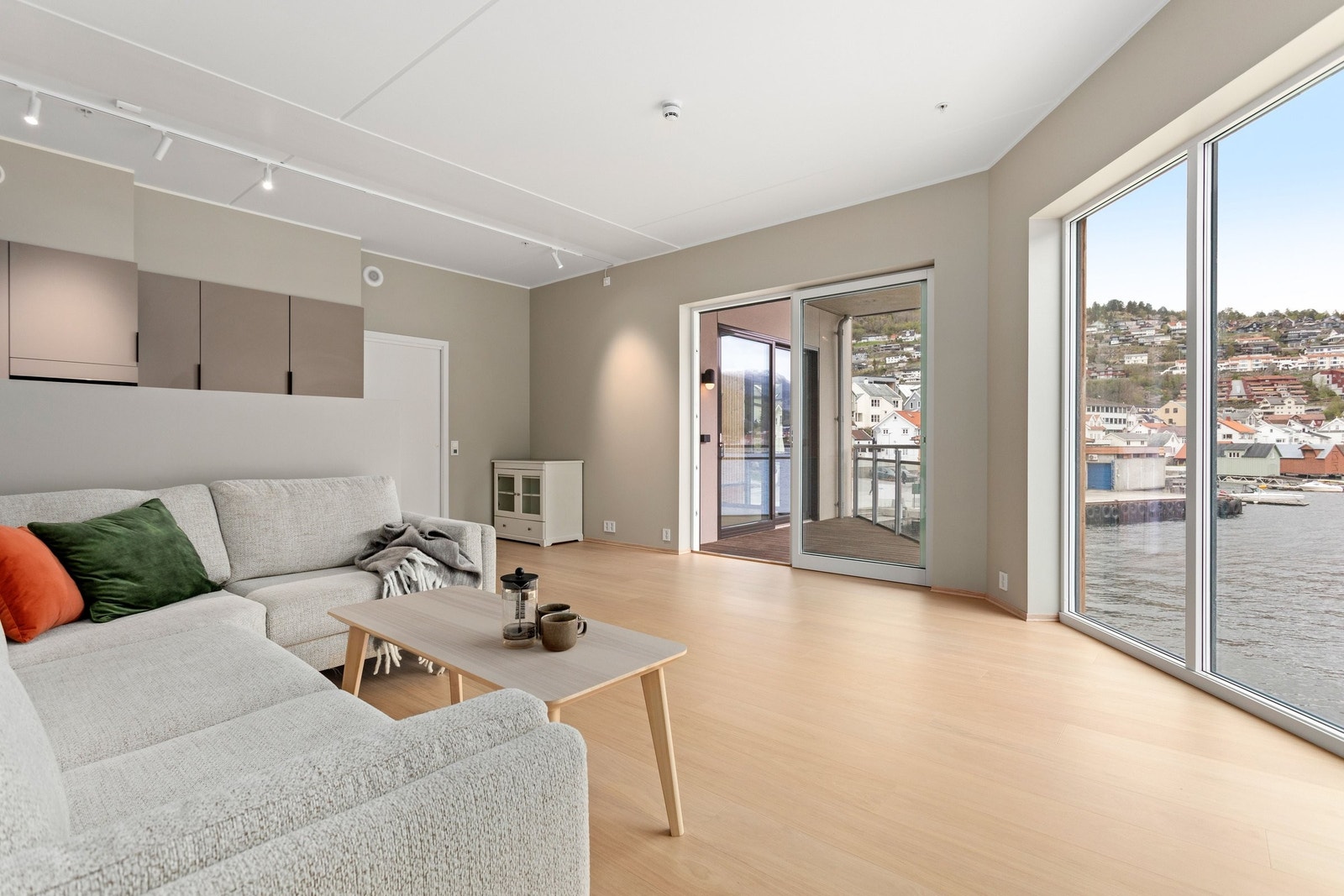 Den store stuen med fantastisk utsikt og god plass til både sofa, spisebord og hverdagsliv. Galleribilde