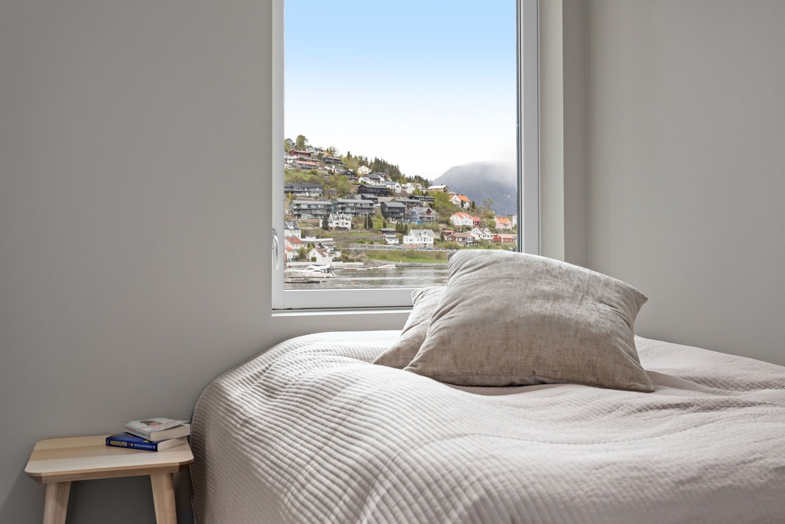 Våkne opp til denne utsikten hver morgen! Store vinduer slipper inn masse naturlig lys og gir en herlig følelse av å bo helt nede ved vannet. Galleribilde