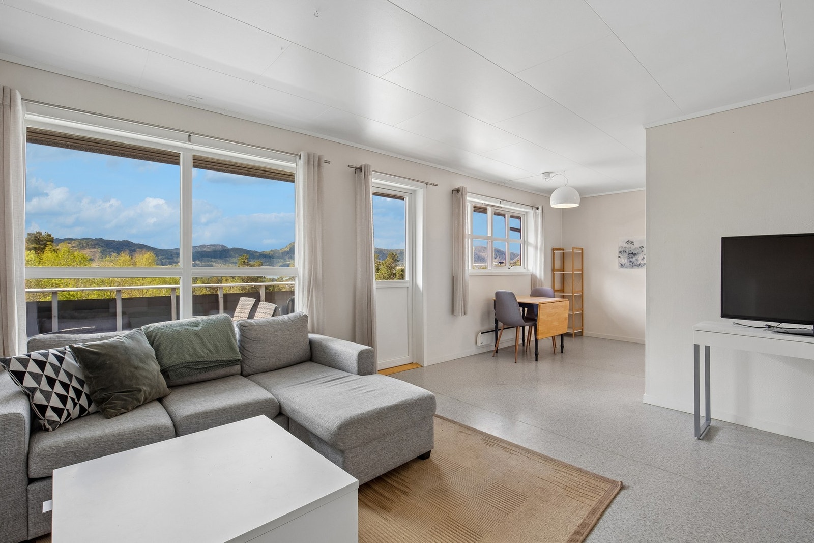 Fra stuen har man direkte utgang til en romslig balkong. Galleribilde