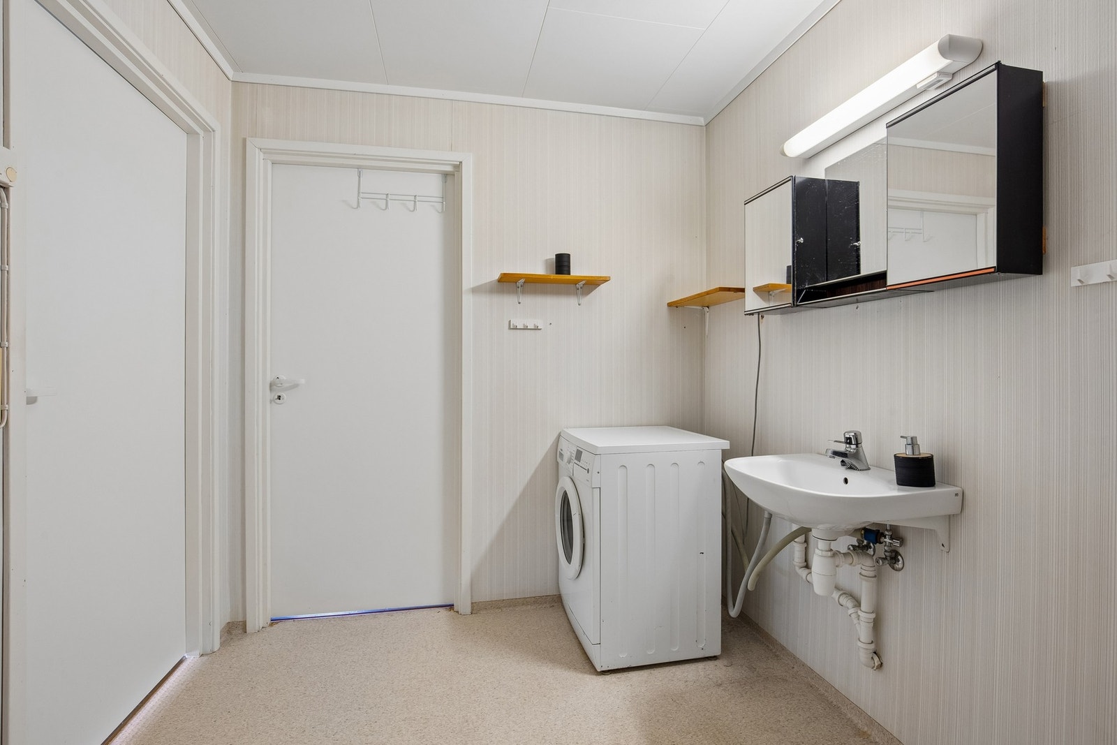 Videre fra badet er det egen dør inn til soverommet. Galleribilde