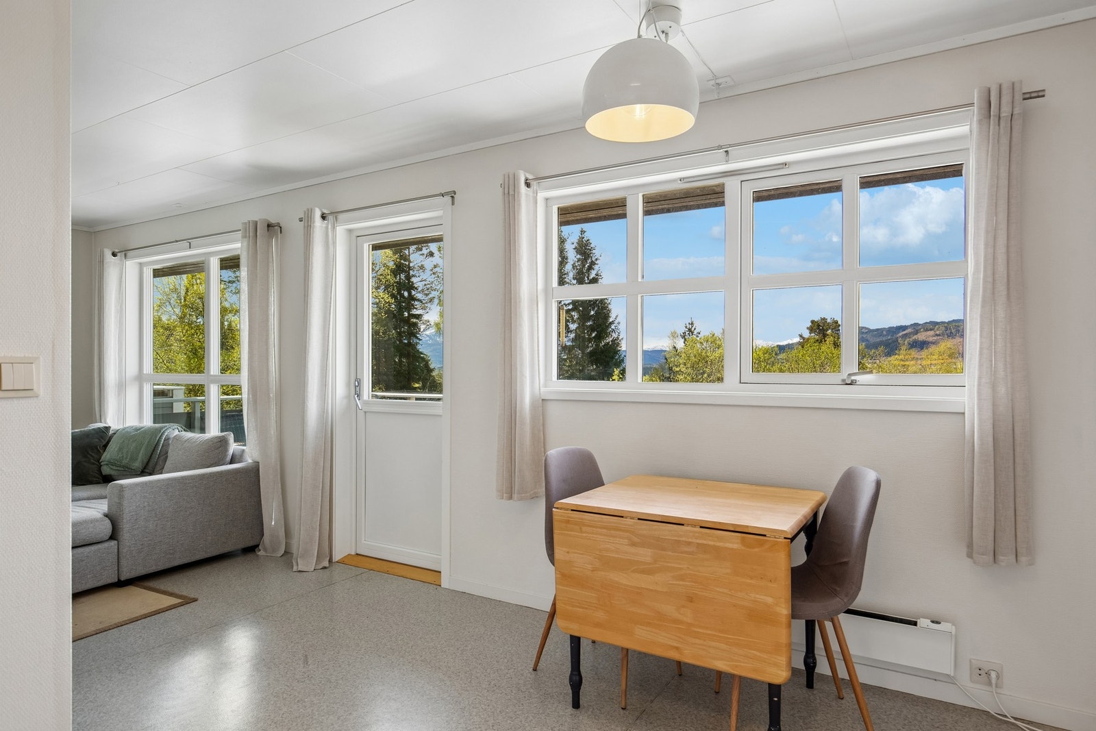 De store vindusflatene gir godt med naturlig lysinnslipp for en god atmosfære. Galleribilde