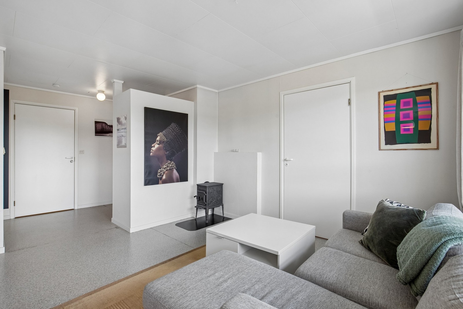Av varmekilder har leiligheten varmekabler i gulv samt peisovn for ekstra varme. Galleribilde