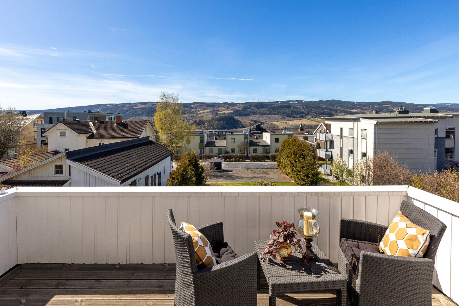 Veranda med hyggelig utsyn og gode solforhold Galleribilde