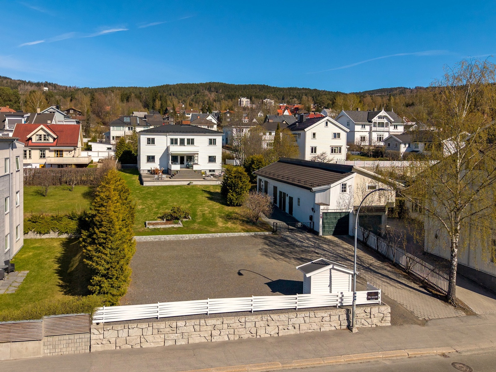 Stor og pent opparbeidet tomt med hage, flere uteplasser og gode parkeringsmuligheter Galleribilde