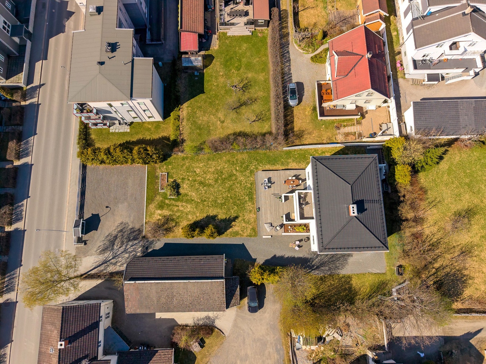 Stor gårdsplass med gode parkeringsmuligheter på egen tomt Galleribilde