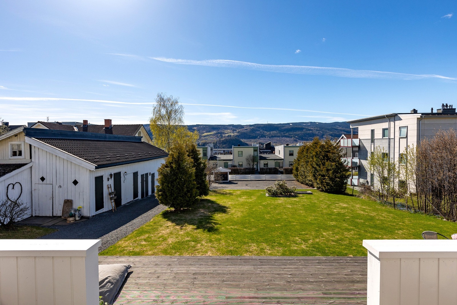 Garasje/uthus med lagringsplass og flere boder Galleribilde