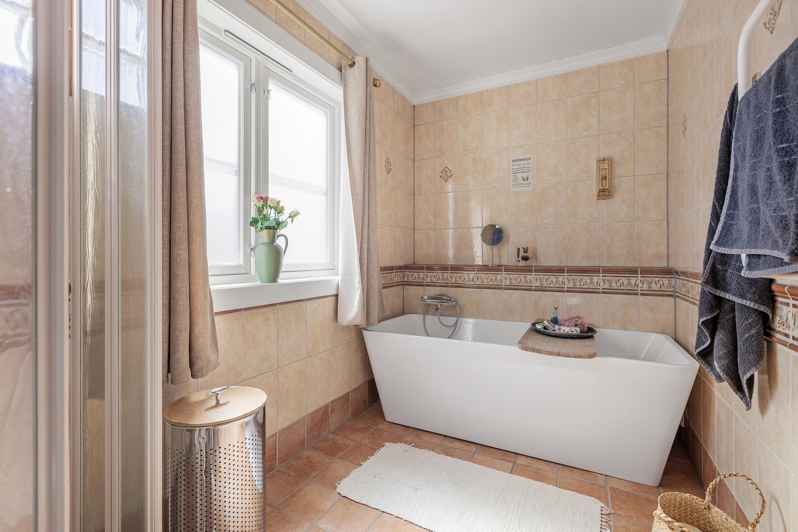 Badet i 2. etasje er romslig og klassisk med flislagte overflater, god innredningsplass og et tidløst preg Galleribilde