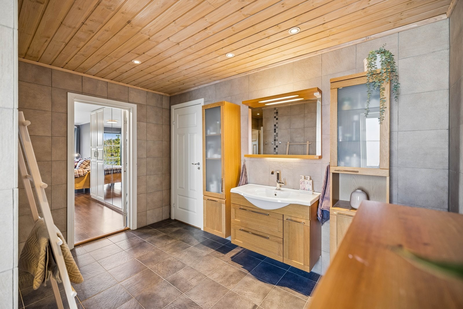 Badet i første etasje ble etablert i 2011 og har vannbåren gulvvarme. Galleribilde