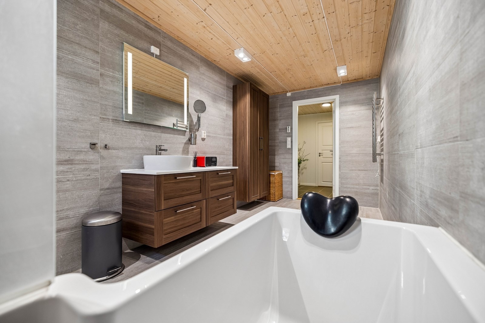 Badet er utstyrt med badekar, vegghengt toalett og har vannbåren gulvvarme. Galleribilde