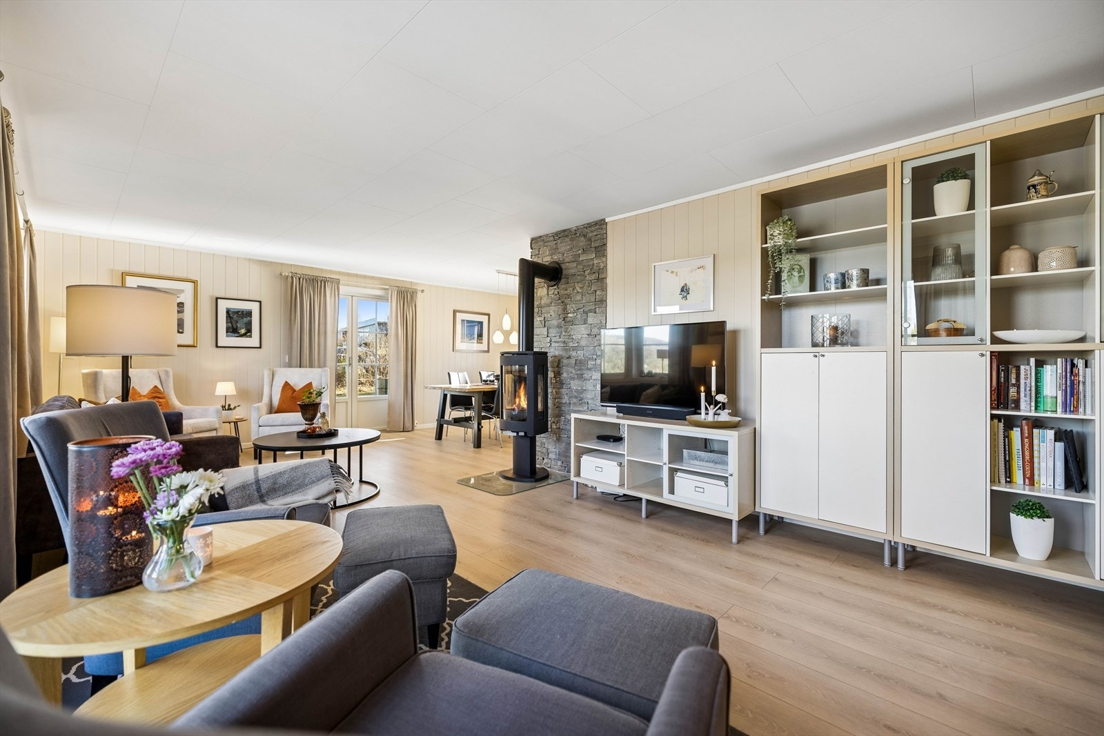 Gjennomgående laminatgulv og malte panelvegger i store deler av boligen. Galleribilde