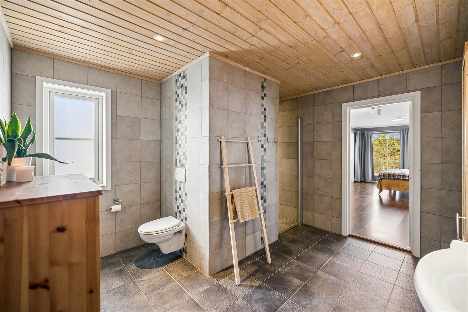 Badet har vegghengt toalett, downlights i himling og mekanisk avtrekk. Galleribilde
