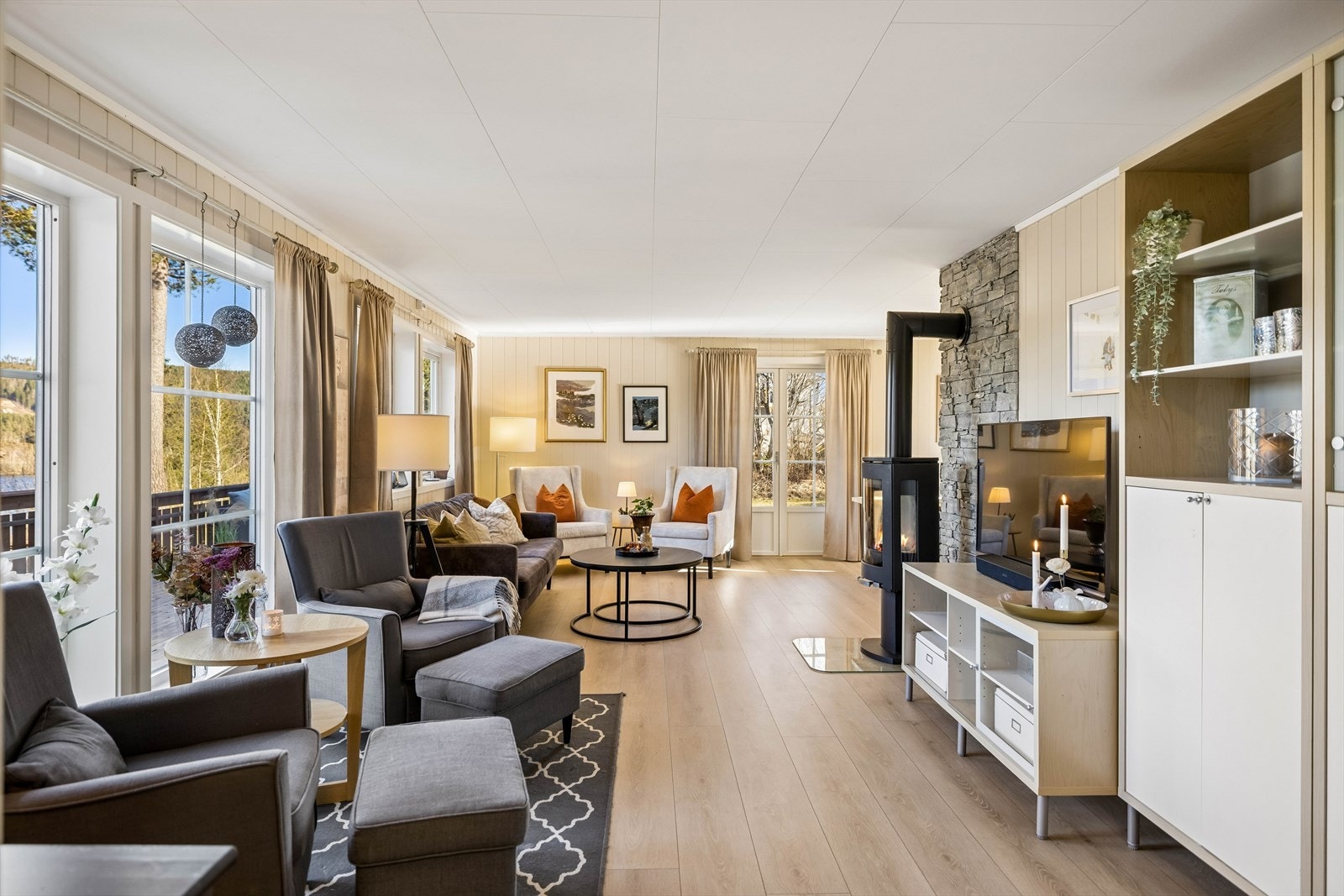 En to-fløyet terrassedør fra 2011 åpner opp fra stuen til uteområdet. Galleribilde