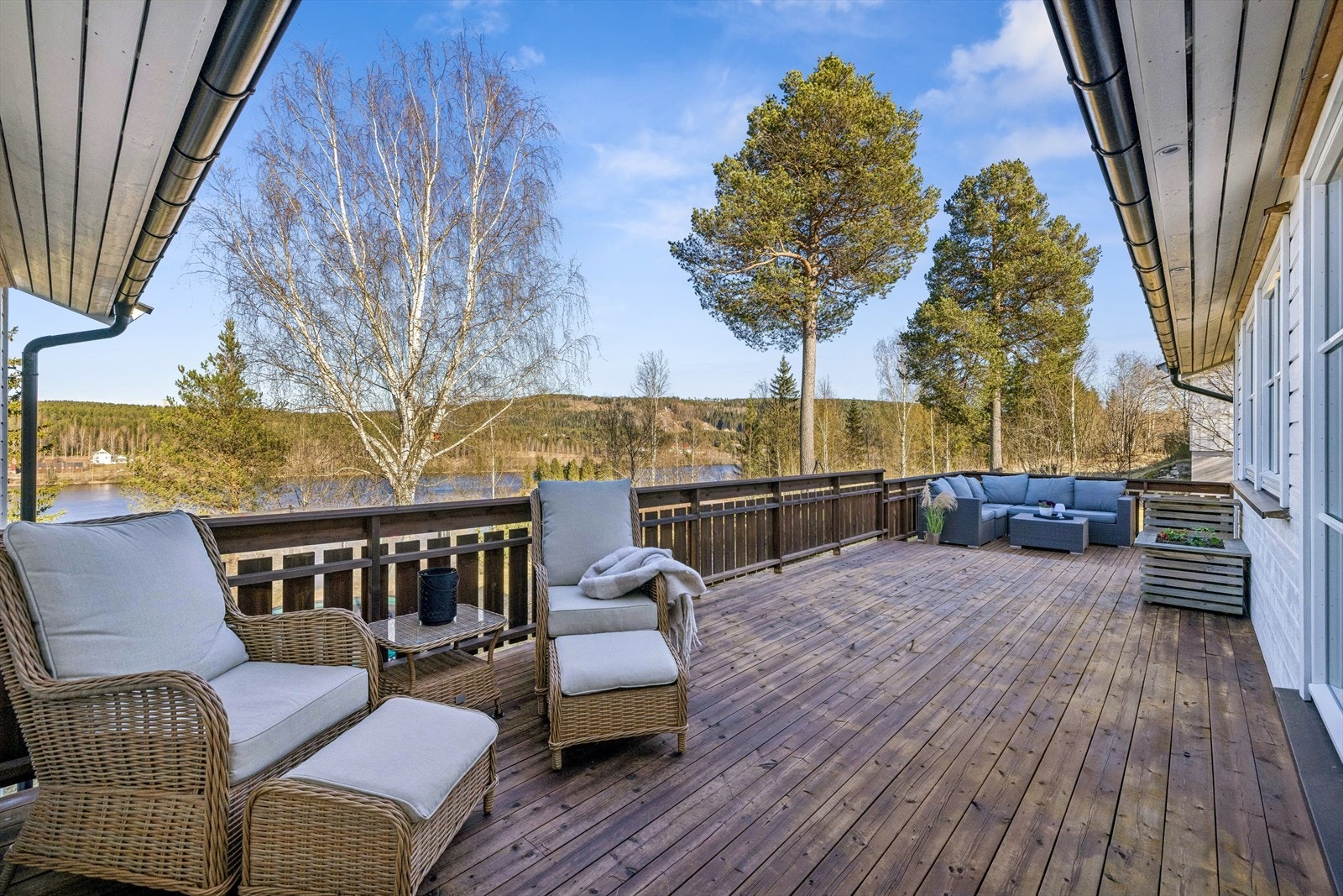 Den store, åpne terrassedelen mot øst er på 34 m² og har god plass til flere sittegrupper. Galleribilde