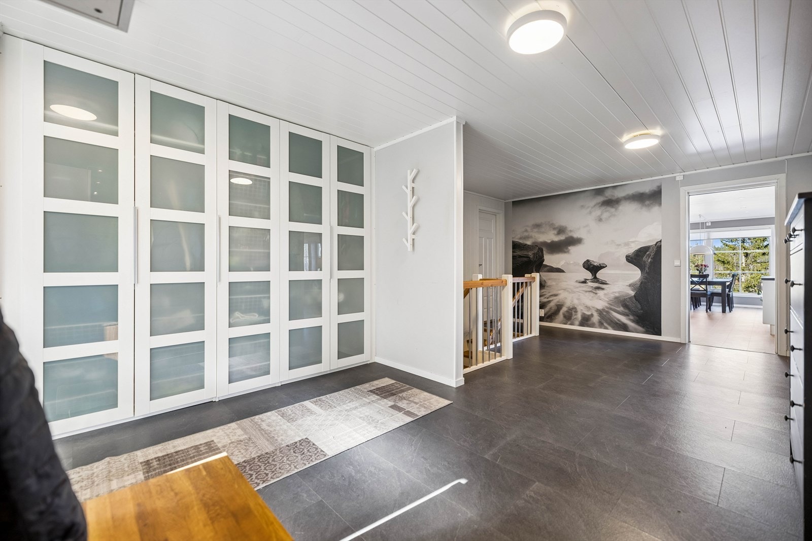 Romslig hall med god garderobeplass og trapp ned til kjelleretasjen. Galleribilde