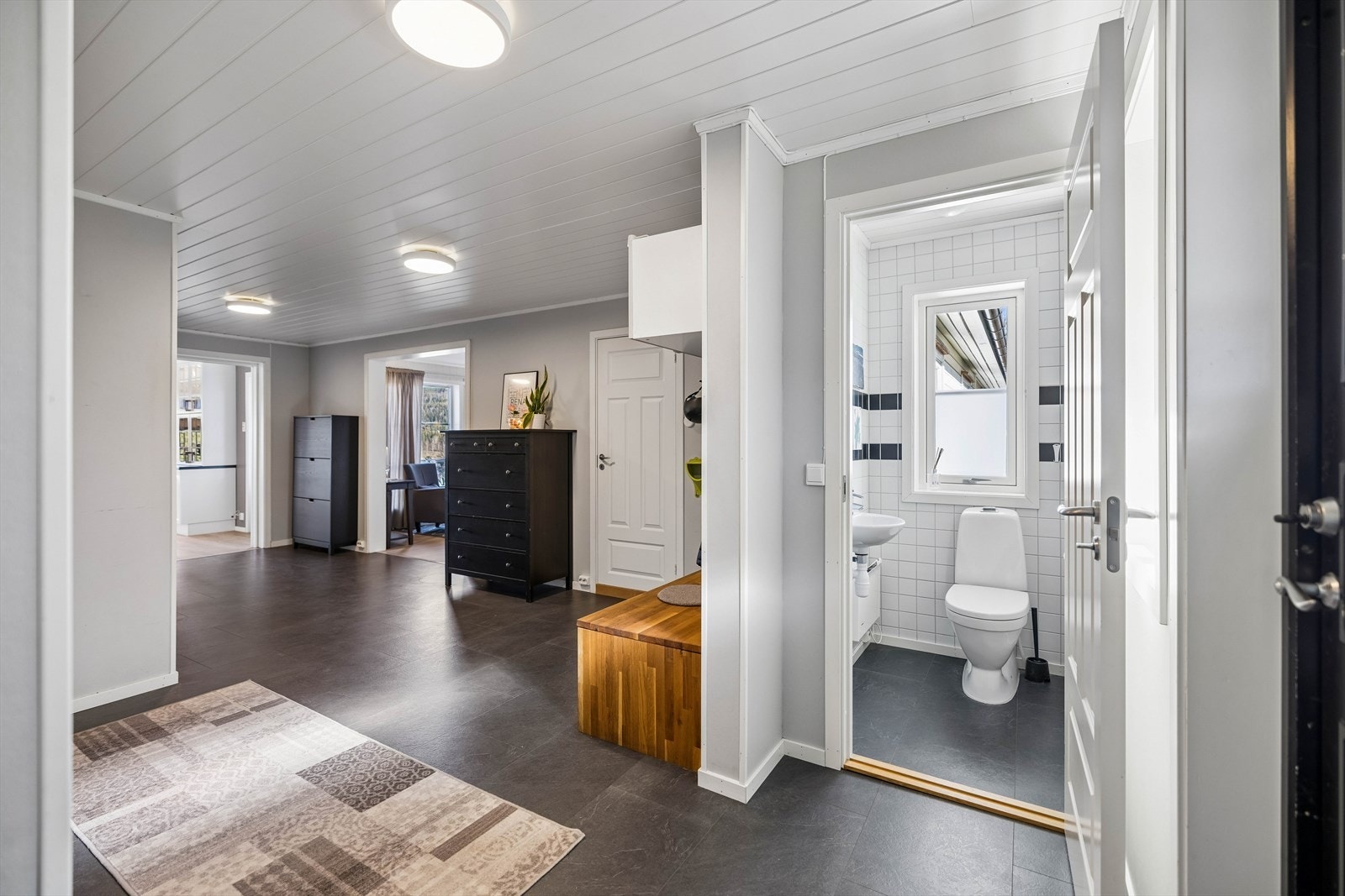 Fra entréen er det adkomst til et praktisk toalettrom med vannbåren gulvvarme. Galleribilde