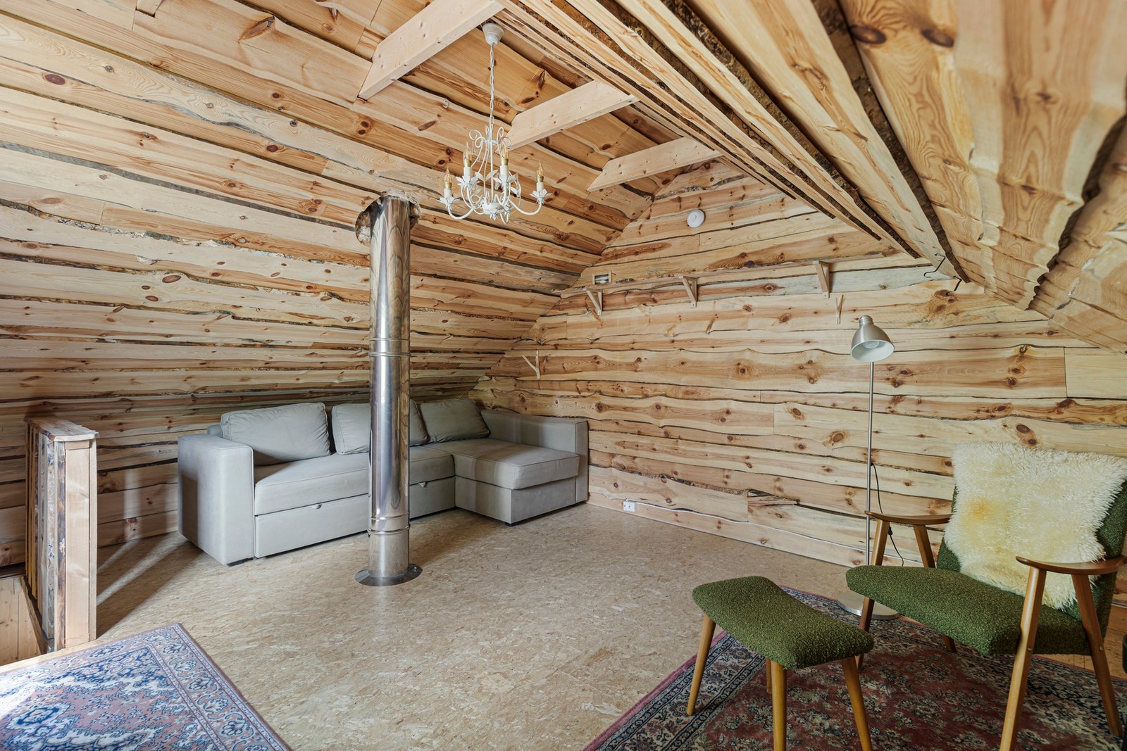 Romslig loftstue. Galleribilde