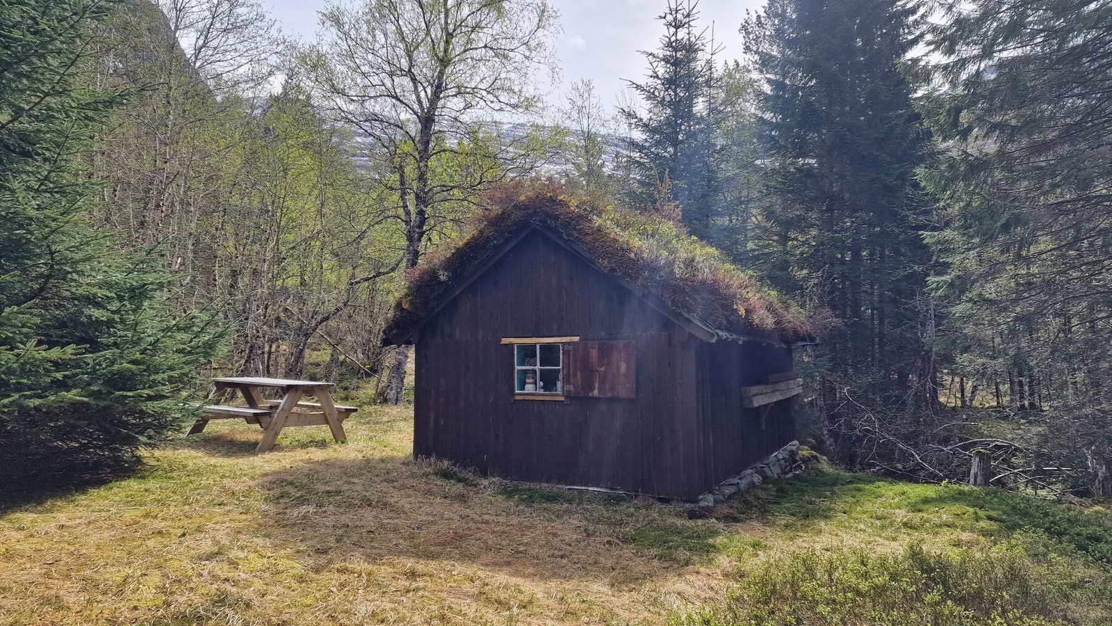 Sel/koie beliggende på Søvikstølen. Bygget er 15 kvm og er enkelt innredet med stue og lagerrom/bod. Galleribilde