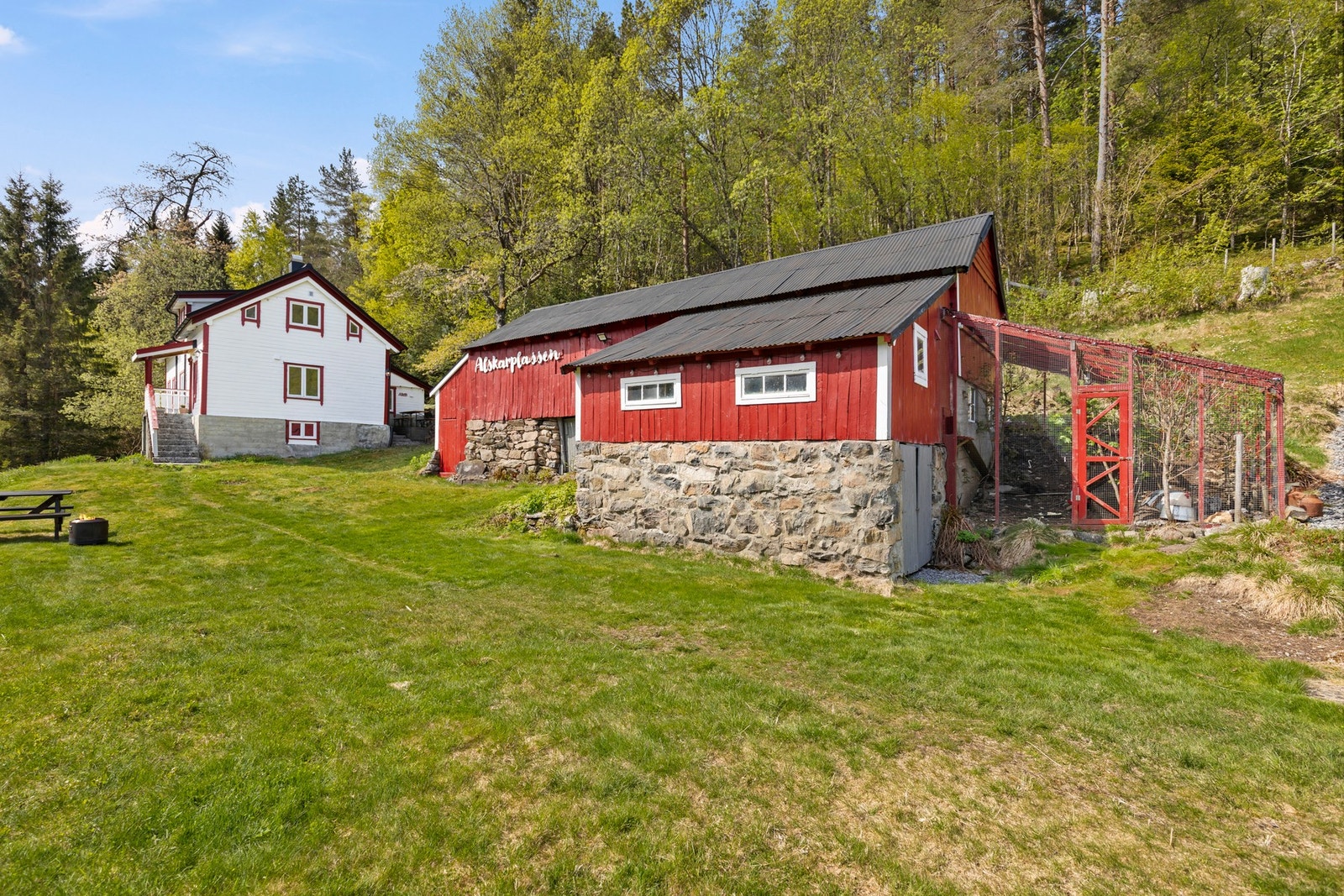 Låven går over tre plan og er oppført med grunnmur/fundamenter av gråsteinsmurer og yttervegger av trekonstruksjon og grindverk med stående bordkledning. Galleribilde