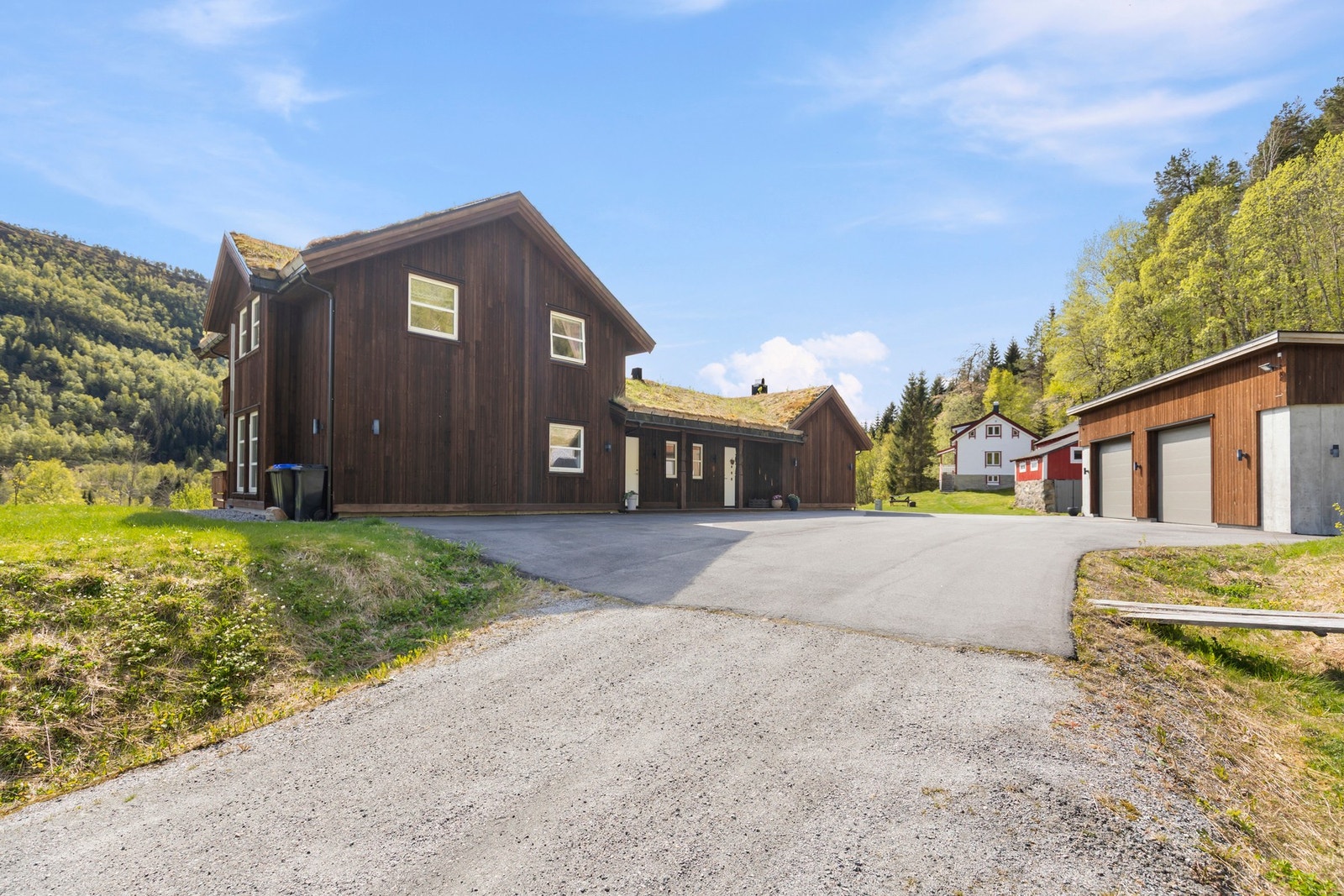 Gode parkeringsmuligheter ved eiendommen. Galleribilde