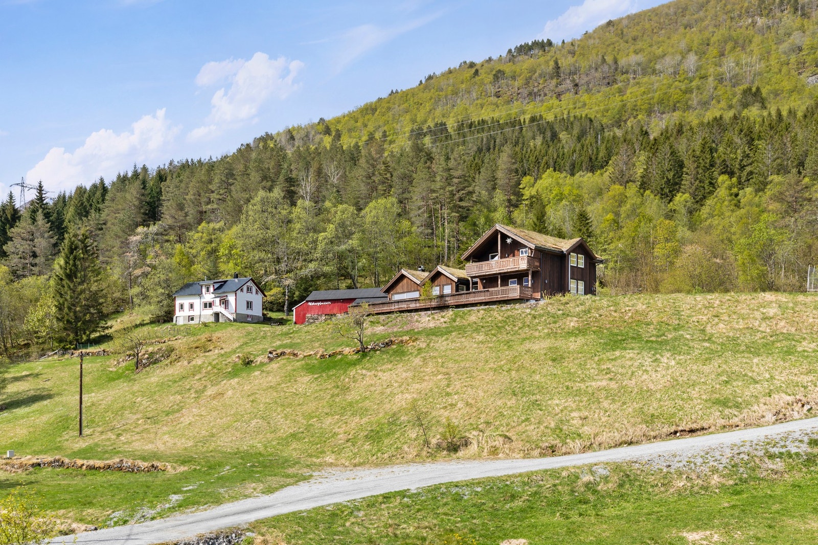 Eiendommen består av tre teiger og ligger i kupert og skrånende terreng. Galleribilde