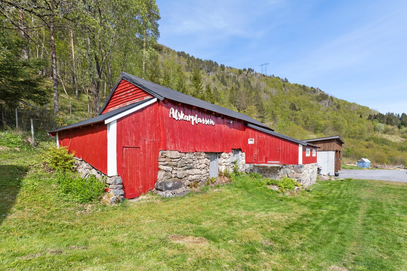 Kjelleretasje består av gjødselkjeller og de to øvrige etasjene fungerer idag som oppbevaringsareal. Galleribilde