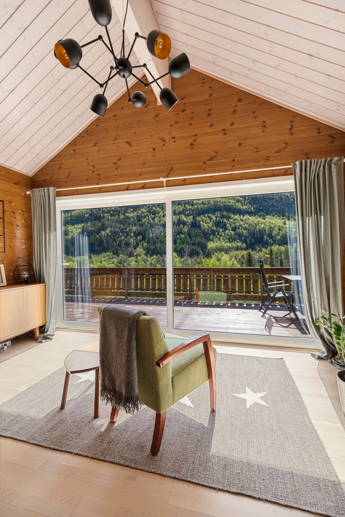 Fra stue er det utgang via skyvedør til romslig, sørvendt terrasse på fremsiden av boligen. Galleribilde